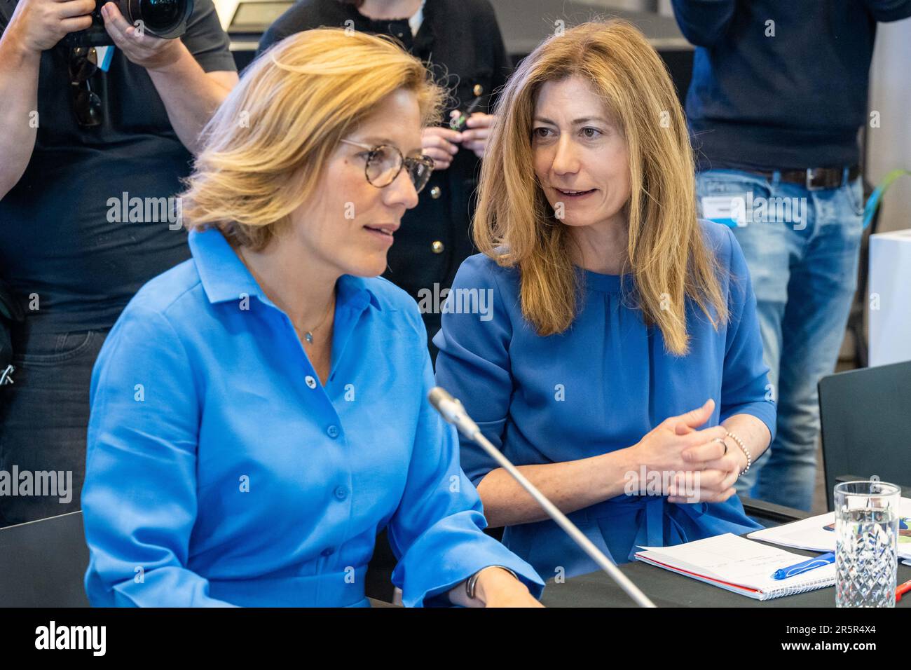 Die belgische nationale drogenkommissarin ine Van Wymersch (L) und die Verwaltungsrätin der Drogenbehörde Anne Milgram (R) sind auf einem Treffen der "Koalition der europäischen Länder gegen schwere und organisierte Kriminalität" in Antwerpen am Montag, den 05. Juni 2023, abgebildet. Belgien, Frankreich, Deutschland, Italien, die Niederlande und Spanien bündeln ihre Kräfte im Kampf gegen die organisierte Kriminalität, insbesondere die Drogenkriminalität. Während des Treffens wird ein Status für die Umsetzung des mehrjährigen Aktionsplans festgelegt, der die konkrete Umsetzung der von den 6 Ländern im Oktober 2022 eingegangenen Ziele darstellt. B Stockfoto