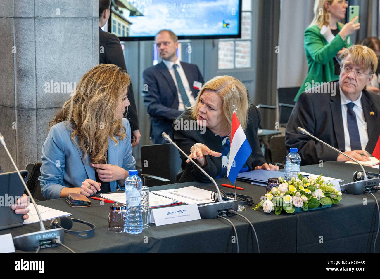 Der niederländische Justiz- und Sicherheitsminister Dilan Yesilgoz - Zegerius und die deutsche Innenministerin Nancy Faeser (C) sind auf einem Treffen der "Koalition der europäischen Länder gegen schwere und organisierte Kriminalität" am Montag, den 05. Juni 2023 in Antwerpen zu sehen. Belgien, Frankreich, Deutschland, Italien, die Niederlande und Spanien bündeln ihre Kräfte im Kampf gegen die organisierte Kriminalität, insbesondere die Drogenkriminalität. Während des Treffens wird ein Status für die Umsetzung des mehrjährigen Aktionsplans festgelegt, der die konkrete Umsetzung der von den 6 Ländern im Oktober 2022 eingegangenen Ziele darstellt. BELGA FOTO JON Stockfoto