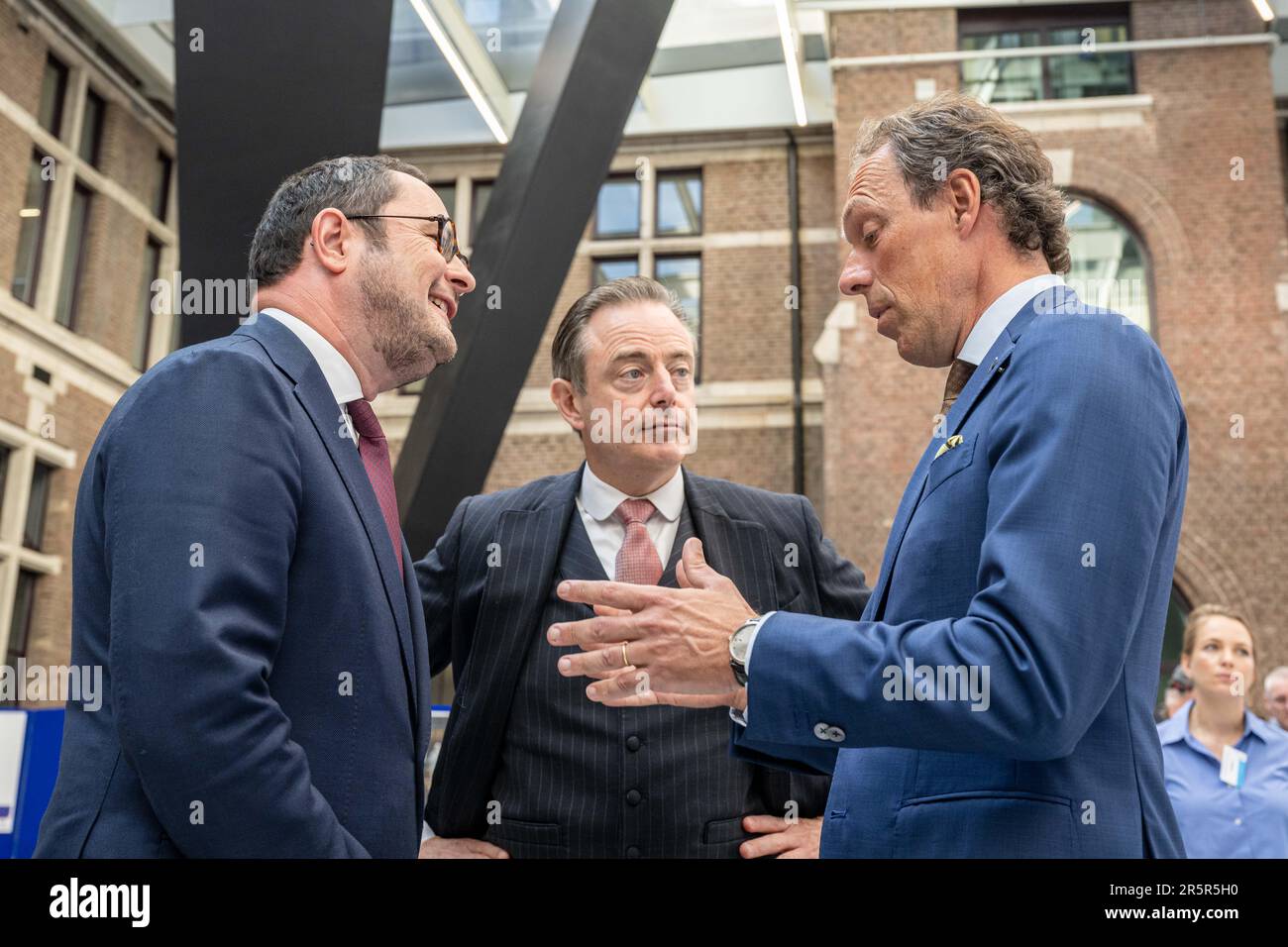 Justizminister Vincent Van Quickenborne und Bürgermeister Bart De Wever Port von Antwerpen, CEO Jacques Vandermeiren, werden auf einem Treffen der "Koalition der europäischen Länder gegen schwere und organisierte Kriminalität" am Montag, den 05. Juni 2023 in Antwerpen vorgestellt. Belgien, Frankreich, Deutschland, Italien, die Niederlande und Spanien bündeln ihre Kräfte im Kampf gegen die organisierte Kriminalität, insbesondere die Drogenkriminalität. Während des Treffens wird ein Status für die Umsetzung des mehrjährigen Aktionsplans festgelegt, der die konkrete Umsetzung der von den 6 Ländern im Oktober 2022 eingegangenen Ziele darstellt. BELGA FOTO J Stockfoto