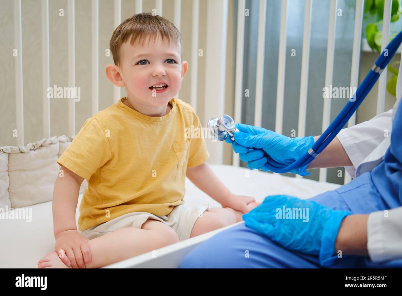 Der Arzt benutzte ein Stethoskop, um den Herzschlag des Babys des