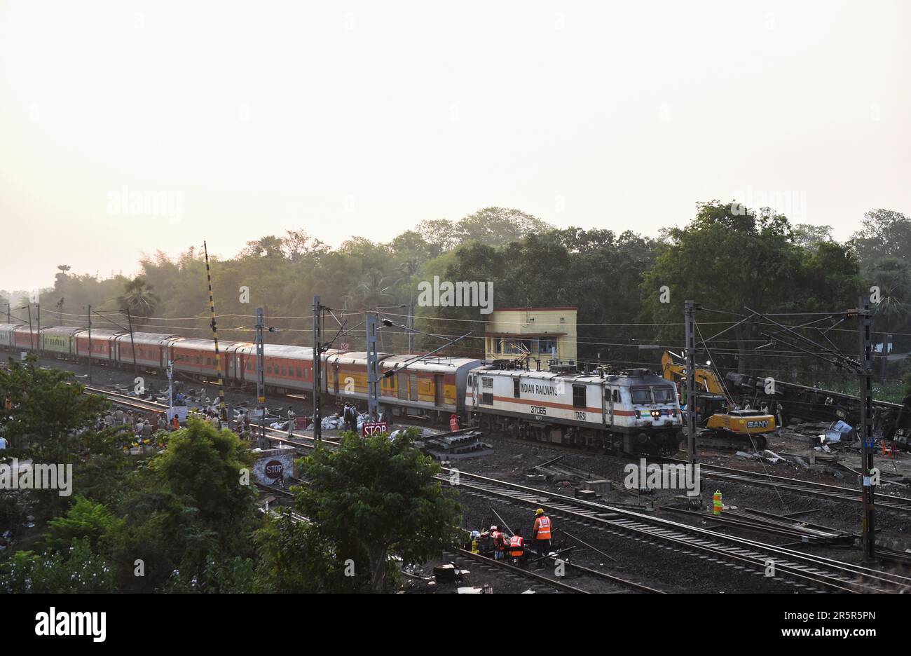 Balasore. 5. Juni 2023. Am 5. Juni 2023 fährt ein Personenzug an der Stelle vorbei, an der ein Dreifachzug im Bezirk Balasore im östlichen indischen Bundesstaat Odisha abgestürzt ist. Der normale Bahnverkehr hat sich in beide Richtungen wieder aufgenommen, an dem Ort, an dem sich der dreifache Zugunglück am Freitag im indischen östlichen Bundesstaat Odisha ereignet hatte, der 275 Menschenleben gefordert hatte. Das Bundesministerium für Eisenbahn hat dies am Montag angekündigt. Kredit: Javed Dar/Xinhua/Alamy Live News Stockfoto