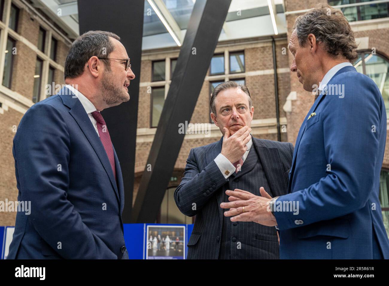 Justizminister Vincent Van Quickenborne und Bürgermeister Bart De Wever Port von Antwerpen, CEO Jacques Vandermeiren, werden auf einem Treffen der "Koalition der europäischen Länder gegen schwere und organisierte Kriminalität" am Montag, den 05. Juni 2023 in Antwerpen vorgestellt. Belgien, Frankreich, Deutschland, Italien, die Niederlande und Spanien bündeln ihre Kräfte im Kampf gegen die organisierte Kriminalität, insbesondere die Drogenkriminalität. Während des Treffens wird ein Status für die Umsetzung des mehrjährigen Aktionsplans festgelegt, der die konkrete Umsetzung der von den 6 Ländern im Oktober 2022 eingegangenen Ziele darstellt. BELGA FOTO J Stockfoto