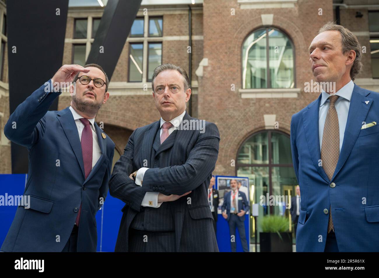 Justizminister Vincent Van Quickenborne und Bürgermeister Bart De Wever Port von Antwerpen, CEO Jacques Vandermeiren, werden auf einem Treffen der "Koalition der europäischen Länder gegen schwere und organisierte Kriminalität" am Montag, den 05. Juni 2023 in Antwerpen vorgestellt. Belgien, Frankreich, Deutschland, Italien, die Niederlande und Spanien bündeln ihre Kräfte im Kampf gegen die organisierte Kriminalität, insbesondere die Drogenkriminalität. Während des Treffens wird ein Status für die Umsetzung des mehrjährigen Aktionsplans festgelegt, der die konkrete Umsetzung der von den 6 Ländern im Oktober 2022 eingegangenen Ziele darstellt. BELGA FOTO J Stockfoto