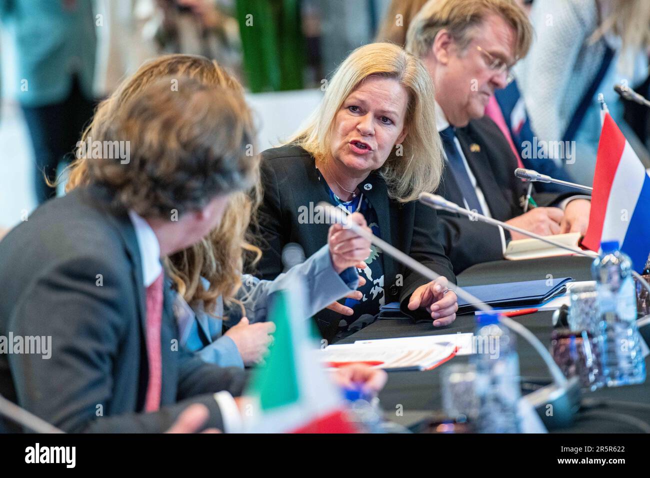 Die deutsche Innenministerin Nancy Faeser (C) ist auf einem Treffen der "Koalition der europäischen Länder gegen schwere und organisierte Kriminalität" am Montag, den 05. Juni 2023 in Antwerpen zu sehen. Belgien, Frankreich, Deutschland, Italien, die Niederlande und Spanien bündeln ihre Kräfte im Kampf gegen die organisierte Kriminalität, insbesondere die Drogenkriminalität. Während des Treffens wird ein Status für die Umsetzung des mehrjährigen Aktionsplans festgelegt, der die konkrete Umsetzung der von den 6 Ländern im Oktober 2022 eingegangenen Ziele darstellt. BELGA FOTO JONAS ROOSENS Stockfoto