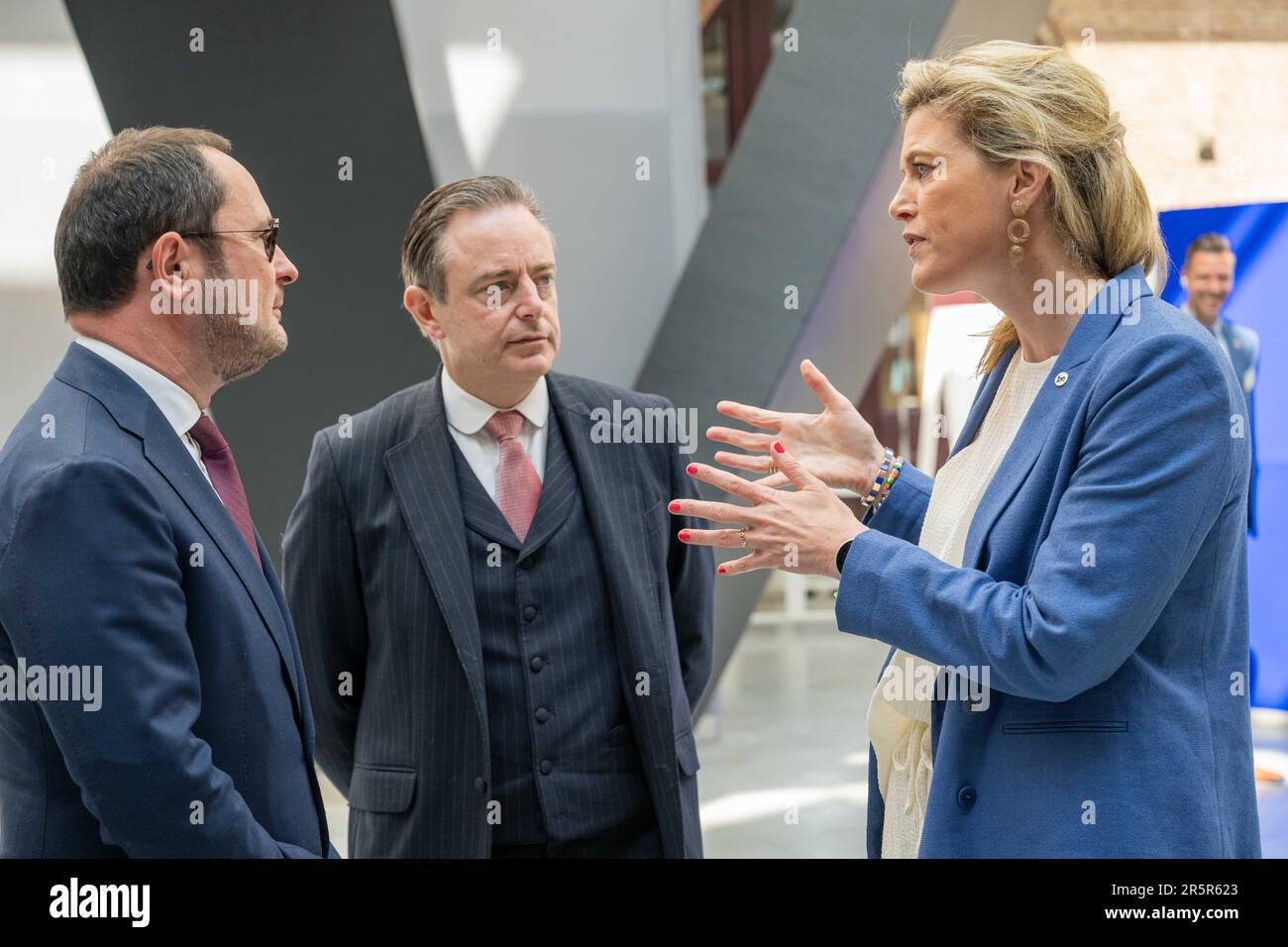 Justizminister Vincent Van Quickenborne, Bürgermeister von Antwerpen Bart De Wever und Innenminister Annelies Verlinden werden auf einem Treffen der "Koalition der europäischen Länder gegen schwere und organisierte Kriminalität" am Montag, den 05. Juni 2023 in Antwerpen vorgestellt. Belgien, Frankreich, Deutschland, Italien, die Niederlande und Spanien bündeln ihre Kräfte im Kampf gegen die organisierte Kriminalität, insbesondere die Drogenkriminalität. Während des Treffens wird ein Status für die Umsetzung des mehrjährigen Aktionsplans festgelegt, der die konkrete Umsetzung der von den 6 Ländern im Oktober 2022 eingegangenen Ziele darstellt. BELGA-FOTO Stockfoto