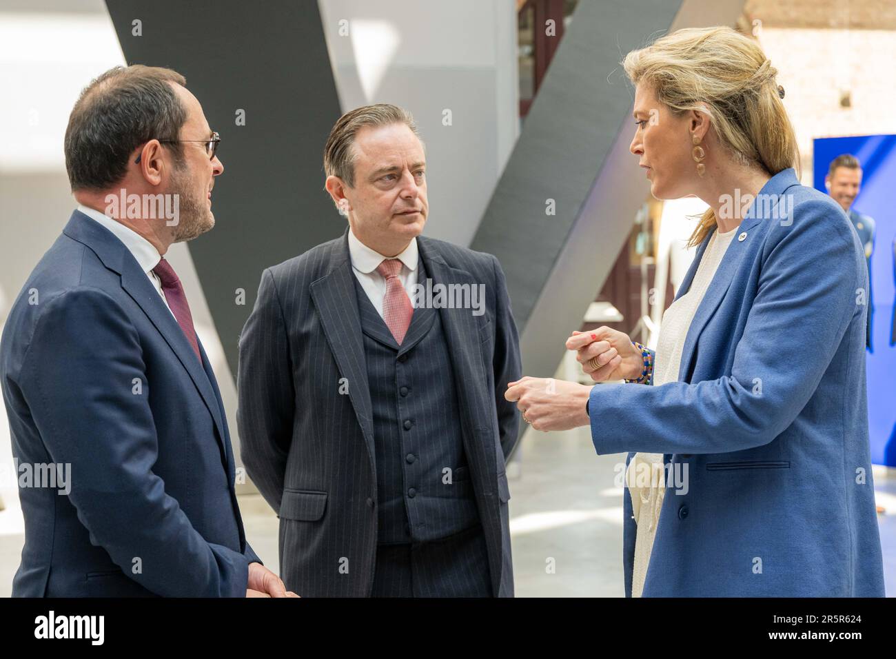 Justizminister Vincent Van Quickenborne, Bürgermeister von Antwerpen Bart De Wever und Innenminister Annelies Verlinden werden auf einem Treffen der "Koalition der europäischen Länder gegen schwere und organisierte Kriminalität" am Montag, den 05. Juni 2023 in Antwerpen vorgestellt. Belgien, Frankreich, Deutschland, Italien, die Niederlande und Spanien bündeln ihre Kräfte im Kampf gegen die organisierte Kriminalität, insbesondere die Drogenkriminalität. Während des Treffens wird ein Status für die Umsetzung des mehrjährigen Aktionsplans festgelegt, der die konkrete Umsetzung der von den 6 Ländern im Oktober 2022 eingegangenen Ziele darstellt. BELGA-FOTO Stockfoto