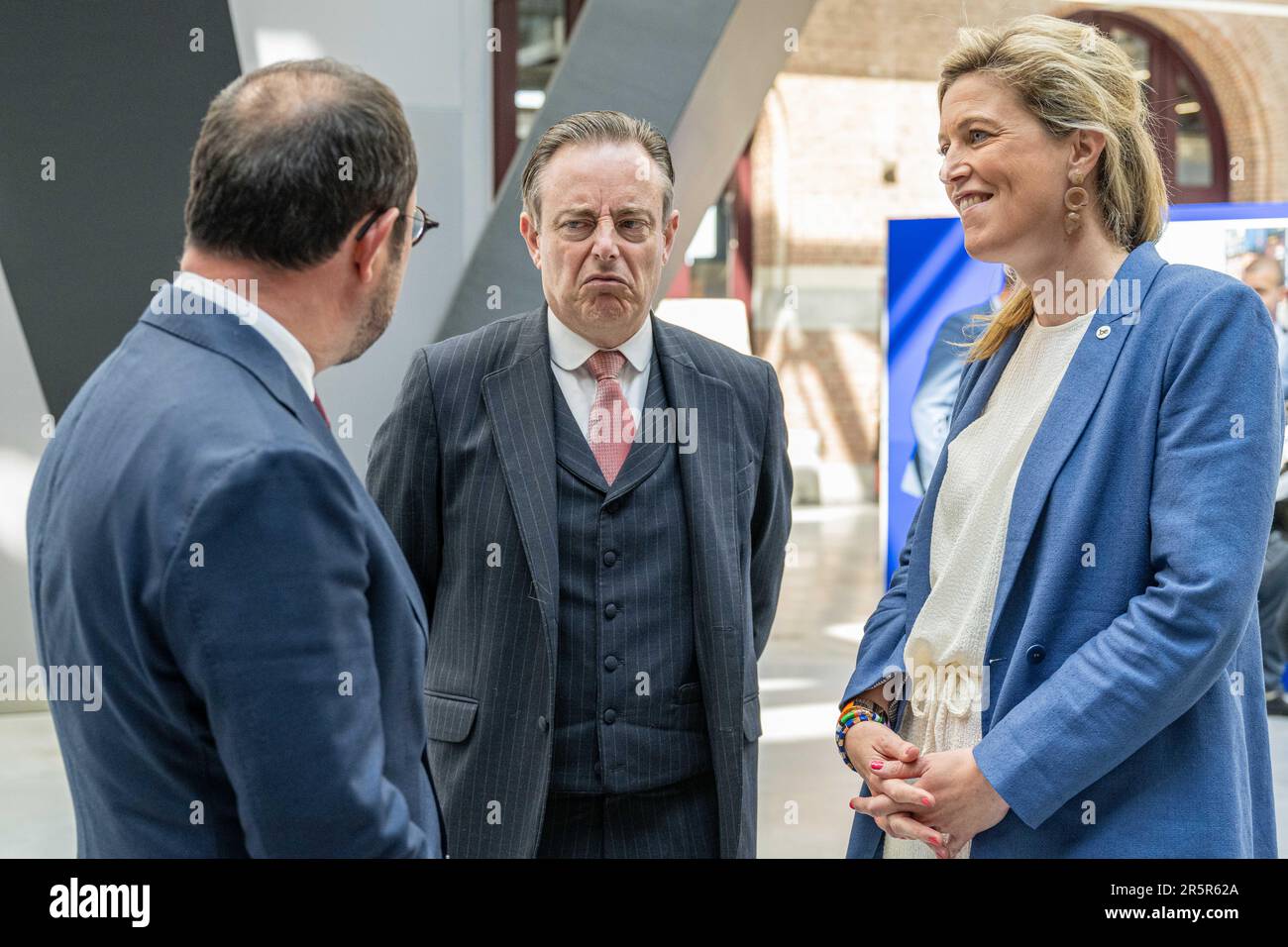Justizminister Vincent Van Quickenborne, Bürgermeister von Antwerpen Bart De Wever und Innenminister Annelies Verlinden werden auf einem Treffen der "Koalition der europäischen Länder gegen schwere und organisierte Kriminalität" am Montag, den 05. Juni 2023 in Antwerpen vorgestellt. Belgien, Frankreich, Deutschland, Italien, die Niederlande und Spanien bündeln ihre Kräfte im Kampf gegen die organisierte Kriminalität, insbesondere die Drogenkriminalität. Während des Treffens wird ein Status für die Umsetzung des mehrjährigen Aktionsplans festgelegt, der die konkrete Umsetzung der von den 6 Ländern im Oktober 2022 eingegangenen Ziele darstellt. BELGA-FOTO Stockfoto