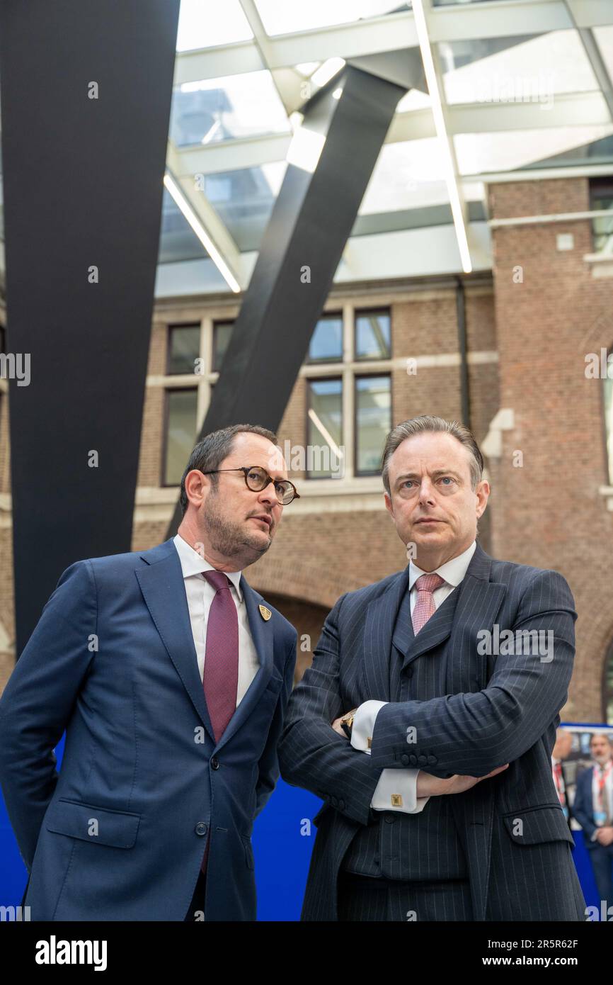Justizminister Vincent Van Quickenborne und Bürgermeister von Antwerpen, Bart De Wever, werden am Montag, den 05. Juni 2023 in Antwerpen auf einem Treffen der "Koalition der europäischen Länder gegen schwere und organisierte Kriminalität" vorgestellt. Belgien, Frankreich, Deutschland, Italien, die Niederlande und Spanien bündeln ihre Kräfte im Kampf gegen die organisierte Kriminalität, insbesondere die Drogenkriminalität. Während des Treffens wird ein Status für die Umsetzung des mehrjährigen Aktionsplans festgelegt, der die konkrete Umsetzung der von den 6 Ländern im Oktober 2022 eingegangenen Ziele darstellt. BELGA FOTO JONAS ROOSENS Stockfoto
