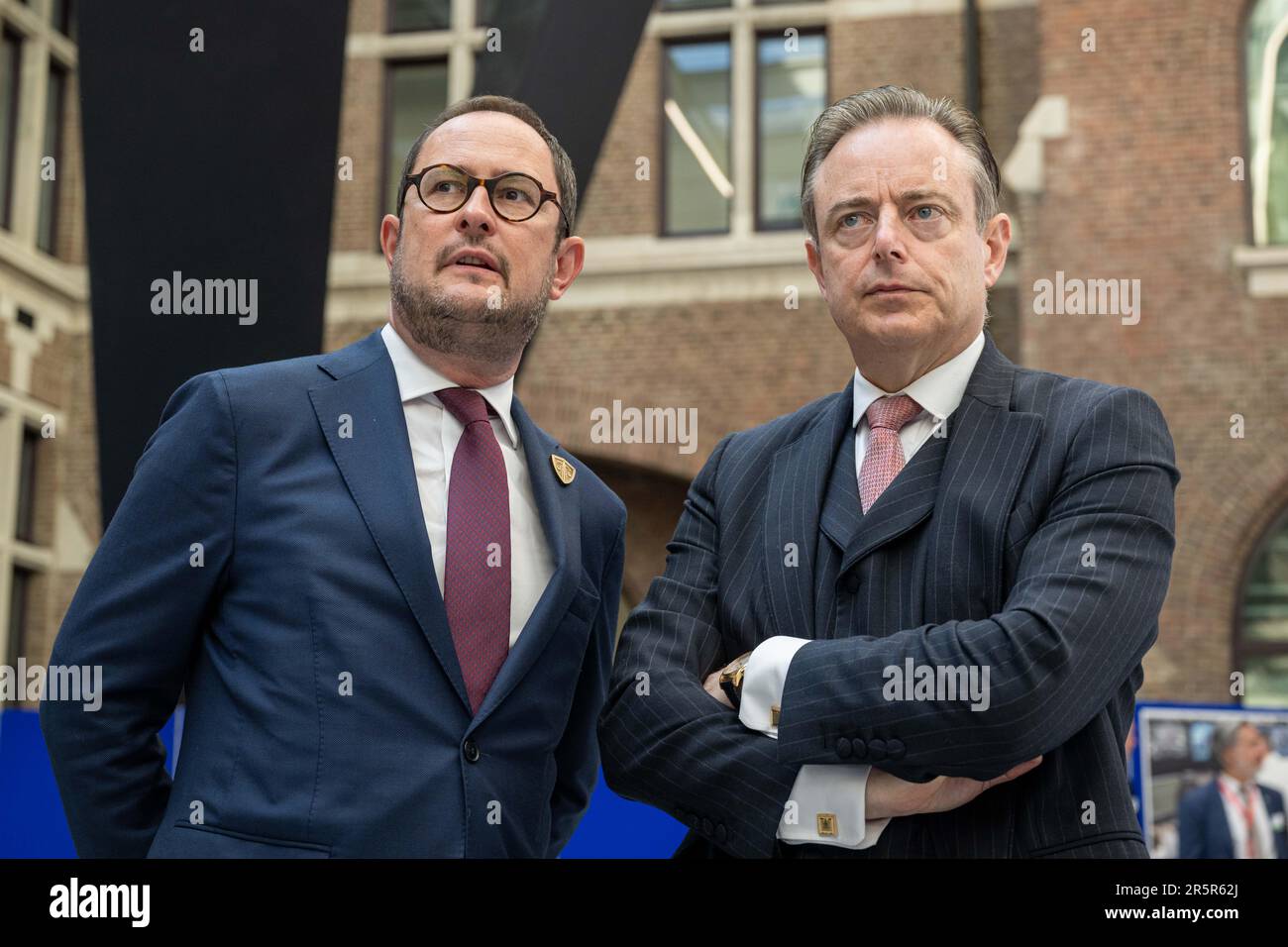 Justizminister Vincent Van Quickenborne und Bürgermeister von Antwerpen, Bart De Wever, werden am Montag, den 05. Juni 2023 in Antwerpen auf einem Treffen der "Koalition der europäischen Länder gegen schwere und organisierte Kriminalität" vorgestellt. Belgien, Frankreich, Deutschland, Italien, die Niederlande und Spanien bündeln ihre Kräfte im Kampf gegen die organisierte Kriminalität, insbesondere die Drogenkriminalität. Während des Treffens wird ein Status für die Umsetzung des mehrjährigen Aktionsplans festgelegt, der die konkrete Umsetzung der von den 6 Ländern im Oktober 2022 eingegangenen Ziele darstellt. BELGA FOTO JONAS ROOSENS Stockfoto
