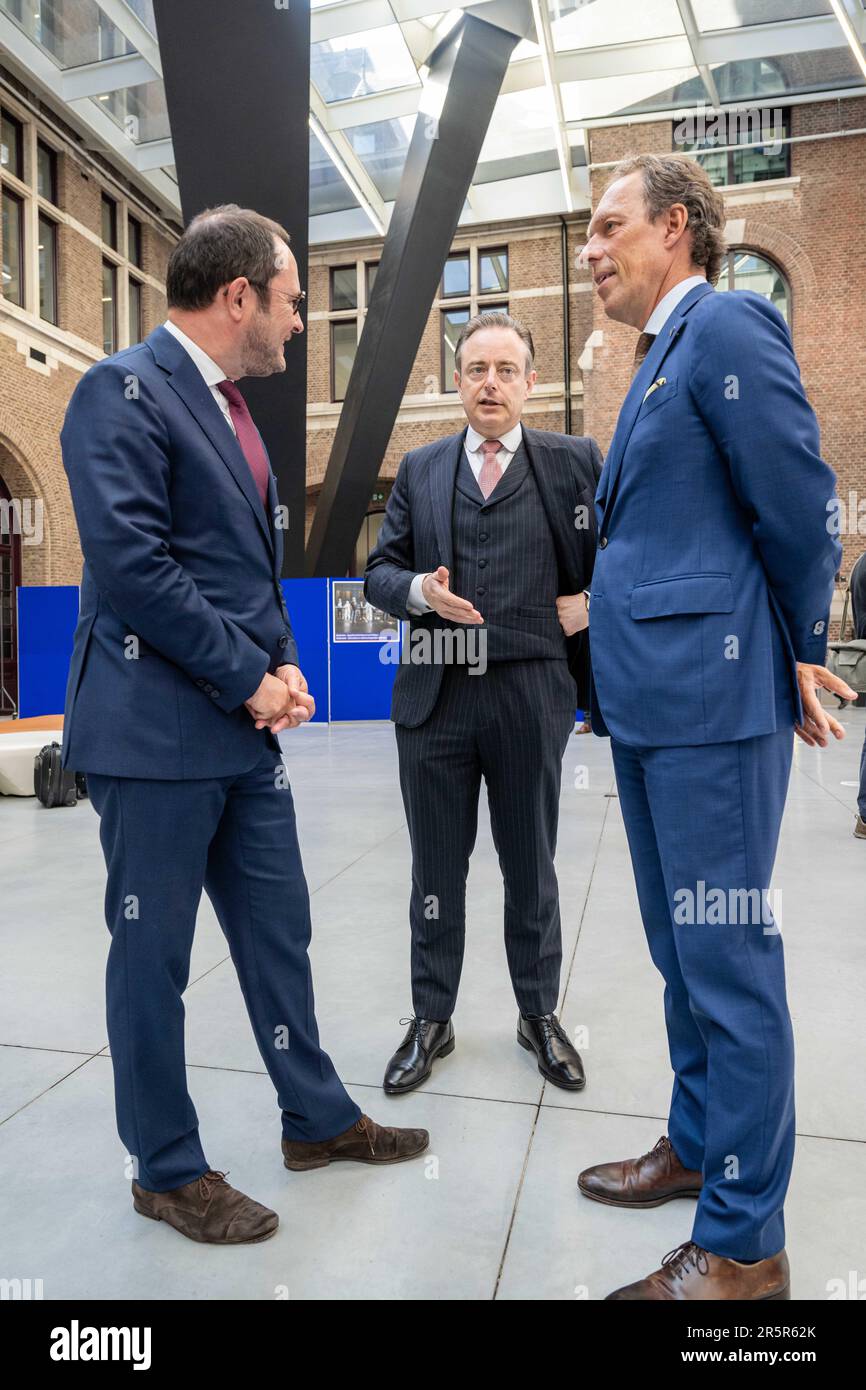 Justizminister Vincent Van Quickenborne und Bürgermeister Bart De Wever Port von Antwerpen, CEO Jacques Vandermeiren, werden auf einem Treffen der "Koalition der europäischen Länder gegen schwere und organisierte Kriminalität" am Montag, den 05. Juni 2023 in Antwerpen vorgestellt. Belgien, Frankreich, Deutschland, Italien, die Niederlande und Spanien bündeln ihre Kräfte im Kampf gegen die organisierte Kriminalität, insbesondere die Drogenkriminalität. Während des Treffens wird ein Status für die Umsetzung des mehrjährigen Aktionsplans festgelegt, der die konkrete Umsetzung der von den 6 Ländern im Oktober 2022 eingegangenen Ziele darstellt. BELGA FOTO J Stockfoto