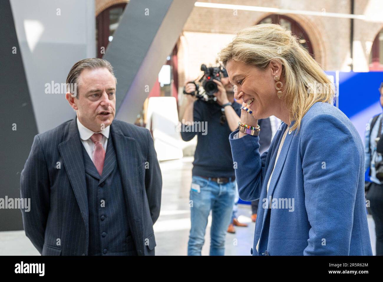 Antwerpener Bürgermeister Bart De Wever und Innenminister Annelies Verlinden werden auf einem Treffen der "Koalition der europäischen Länder gegen schwere und organisierte Kriminalität" am Montag, den 05. Juni 2023 in Antwerpen vorgestellt. Belgien, Frankreich, Deutschland, Italien, die Niederlande und Spanien bündeln ihre Kräfte im Kampf gegen die organisierte Kriminalität, insbesondere die Drogenkriminalität. Während des Treffens wird ein Status für die Umsetzung des mehrjährigen Aktionsplans festgelegt, der die konkrete Umsetzung der von den 6 Ländern im Oktober 2022 eingegangenen Ziele darstellt. BELGA FOTO JONAS ROOSENS Stockfoto