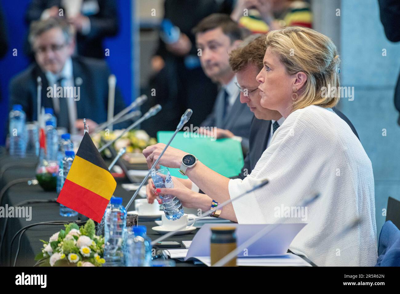 Innenminister Annelies Verlinden nahm am Montag, den 05. Juni 2023 in Antwerpen ein Bild von einem Treffen der "Koalition der europäischen Länder gegen schwere und organisierte Kriminalität". Belgien, Frankreich, Deutschland, Italien, die Niederlande und Spanien bündeln ihre Kräfte im Kampf gegen die organisierte Kriminalität, insbesondere die Drogenkriminalität. Während des Treffens wird ein Status für die Umsetzung des mehrjährigen Aktionsplans festgelegt, der die konkrete Umsetzung der von den 6 Ländern im Oktober 2022 eingegangenen Ziele darstellt. BELGA FOTO JONAS ROOSENS Stockfoto