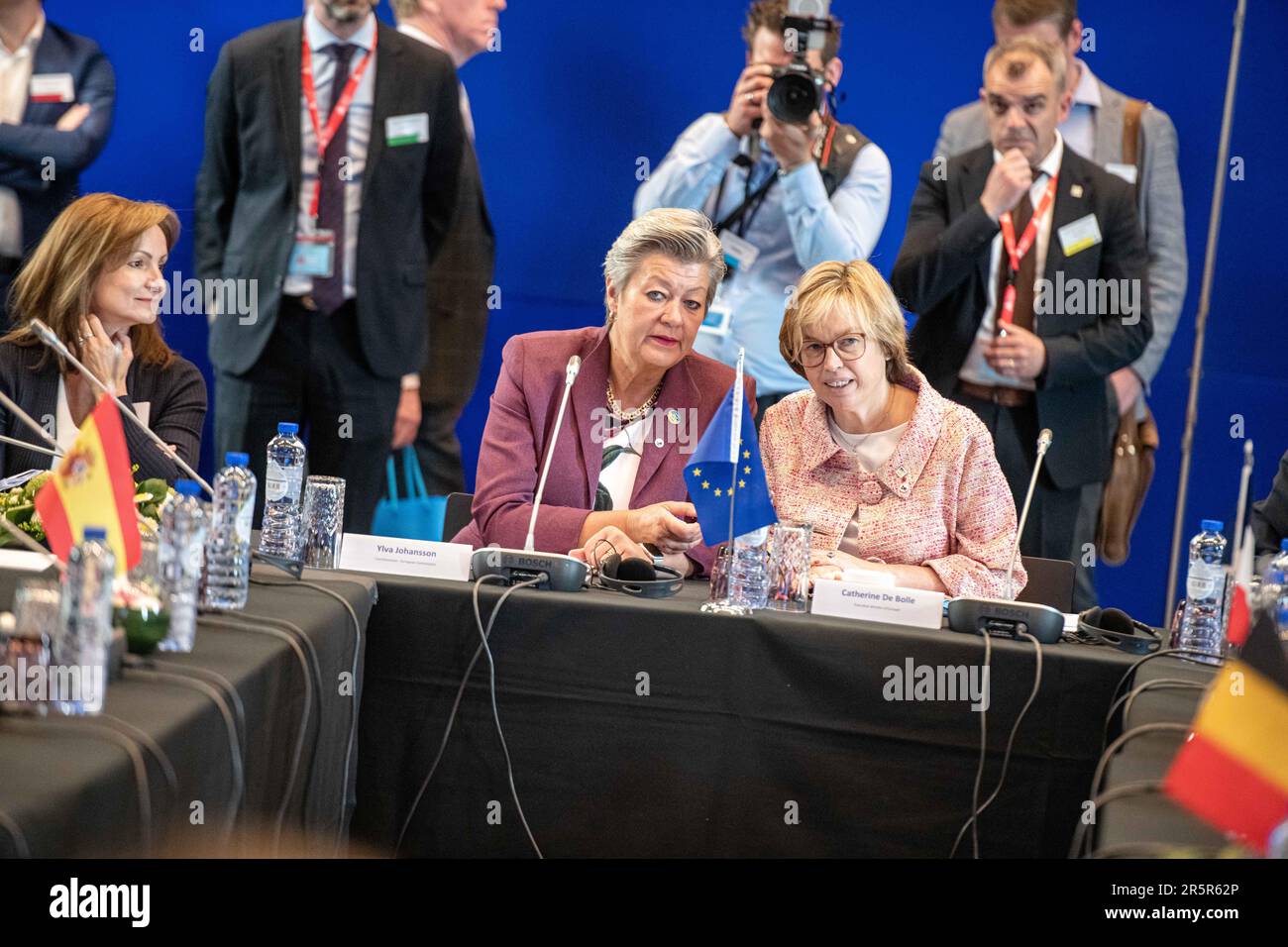 ylva Johansson (C), eu-kommissarin für Inneres, und die Exekutivdirektorin von Europol, Catherine De Bolle (R), Belgien, wurden auf einem Treffen der "Koalition der europäischen Länder gegen schwere und organisierte Kriminalität" am Montag, den 05. Juni 2023 in Antwerpen vorgestellt. Belgien, Frankreich, Deutschland, Italien, die Niederlande und Spanien bündeln ihre Kräfte im Kampf gegen die organisierte Kriminalität, insbesondere die Drogenkriminalität. Während des Treffens wird ein Status für die Umsetzung des mehrjährigen Aktionsplans festgelegt, der die konkrete Umsetzung der von den 6 Ländern im Oktober 2022 eingegangenen Ziele darstellt. Stockfoto