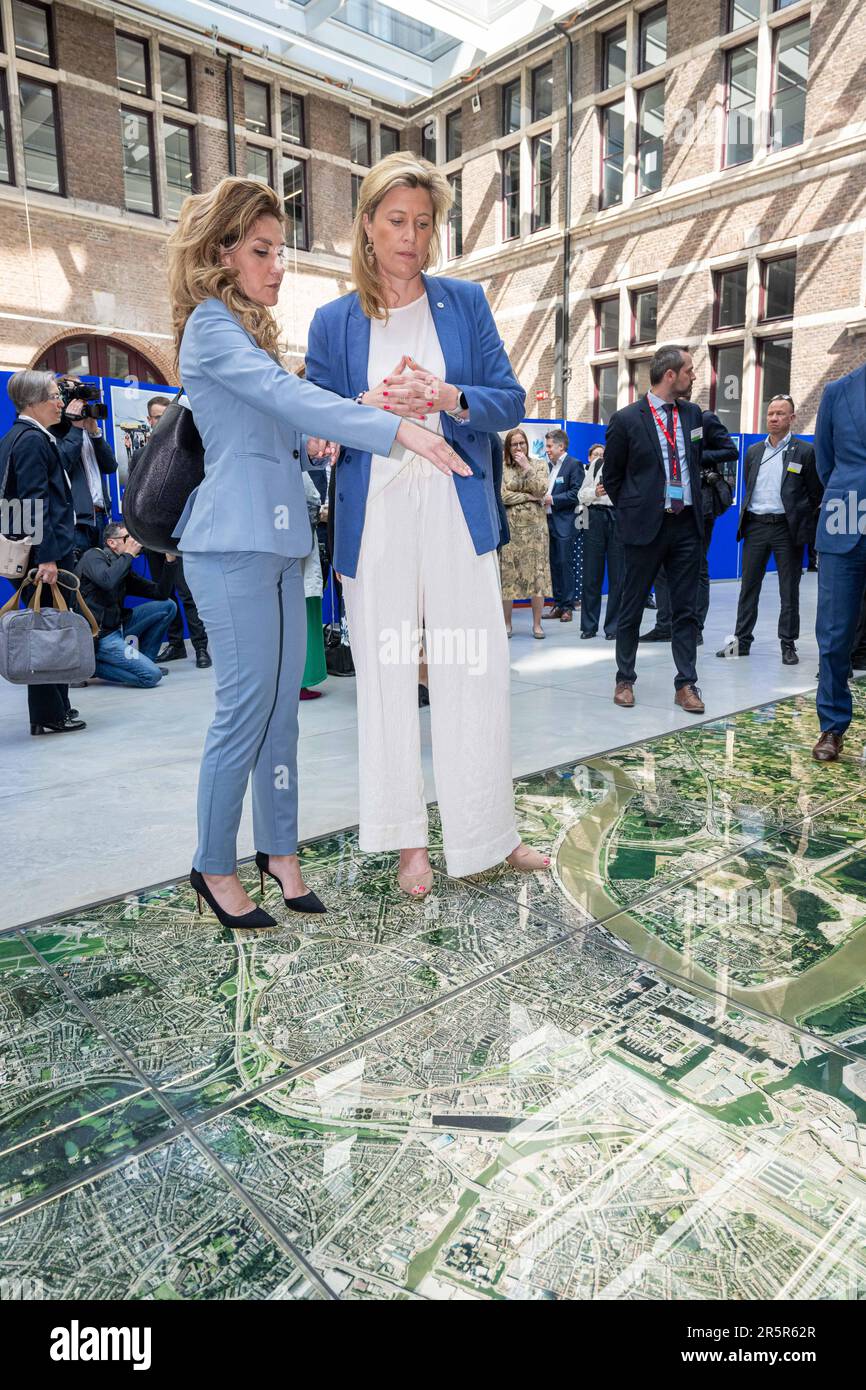 Der niederländische Justiz- und Sicherheitsminister Dilan Yesilgoz - Zegerius und Innenminister Annelies Verlinden bildeten im Vorfeld eines Treffens der "Koalition der europäischen Länder gegen schwere und organisierte Kriminalität" am Montag, den 05. Juni 2023 in Antwerpen. Belgien, Frankreich, Deutschland, Italien, die Niederlande und Spanien bündeln ihre Kräfte im Kampf gegen die organisierte Kriminalität, insbesondere die Drogenkriminalität. Während des Treffens wird ein Status für die Umsetzung des mehrjährigen Aktionsplans festgelegt, der die konkrete Umsetzung der von den 6 Ländern im Oktober 2022 eingegangenen Ziele darstellt. BELGA FOTO JONAS ROOS Stockfoto