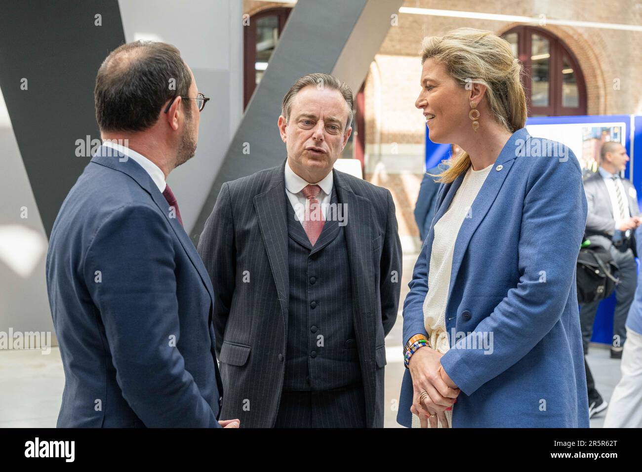 Justizminister Vincent Van Quickenborne, Bürgermeister von Antwerpen Bart De Wever und Innenminister Annelies Verlinden werden auf einem Treffen der "Koalition der europäischen Länder gegen schwere und organisierte Kriminalität" am Montag, den 05. Juni 2023 in Antwerpen vorgestellt. Belgien, Frankreich, Deutschland, Italien, die Niederlande und Spanien bündeln ihre Kräfte im Kampf gegen die organisierte Kriminalität, insbesondere die Drogenkriminalität. Während des Treffens wird ein Status für die Umsetzung des mehrjährigen Aktionsplans festgelegt, der die konkrete Umsetzung der von den 6 Ländern im Oktober 2022 eingegangenen Ziele darstellt. BELGA-FOTO Stockfoto