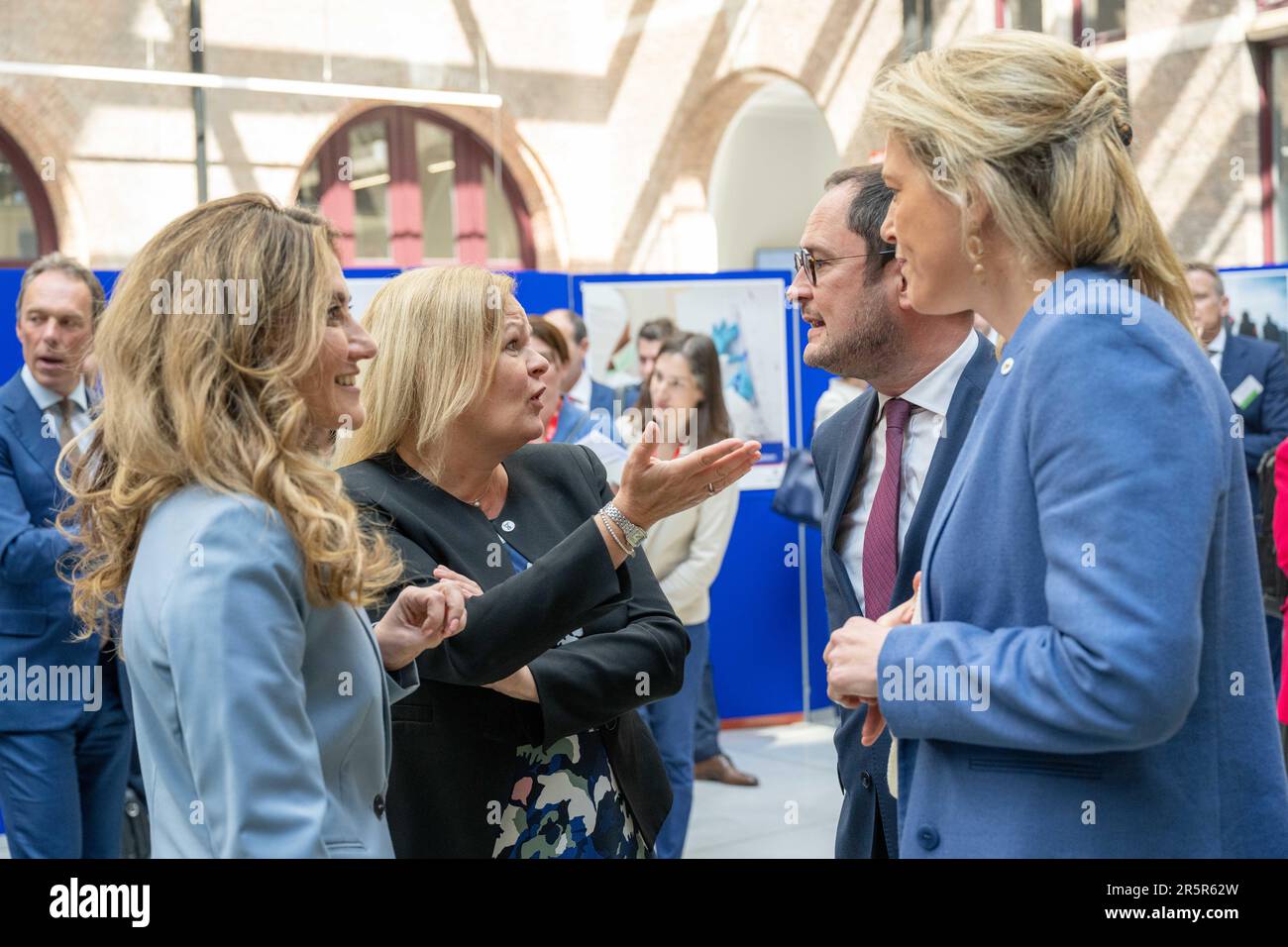 Der niederländische Justiz- und Sicherheitsminister Dilan Yesilgoz - Zegerius, die deutsche Innenministerin Nancy Faeser, der Justizminister Vincent Van Quickenborne und Innenminister Annelies Verlinden bildeten im Vorfeld eines Treffens der "Koalition der europäischen Länder gegen schwere und organisierte Kriminalität" am Montag, den 05. Juni 2023 in Antwerpen. Belgien, Frankreich, Deutschland, Italien, die Niederlande und Spanien bündeln ihre Kräfte im Kampf gegen die organisierte Kriminalität, insbesondere die Drogenkriminalität. Während des Treffens wird ein Stand der Umsetzung des mehrjährigen Aktionsplans festgelegt, der die konkrete Umsetzung der darstellt Stockfoto
