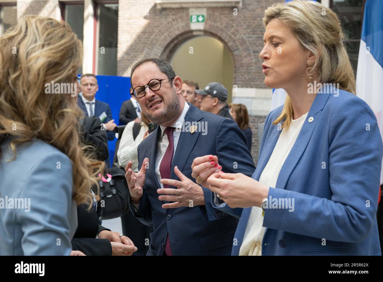 Justizminister Vincent Van Quickenborne und Innenminister Annelies Verlinden bildeten vor dem Treffen der "Koalition der europäischen Länder gegen schwere und organisierte Kriminalität" am Montag, den 05. Juni 2023 in Antwerpen. Belgien, Frankreich, Deutschland, Italien, die Niederlande und Spanien bündeln ihre Kräfte im Kampf gegen die organisierte Kriminalität, insbesondere die Drogenkriminalität. Während des Treffens wird ein Status für die Umsetzung des mehrjährigen Aktionsplans festgelegt, der die konkrete Umsetzung der von den 6 Ländern im Oktober 2022 eingegangenen Ziele darstellt. BELGA FOTO JONAS ROOSENS Stockfoto