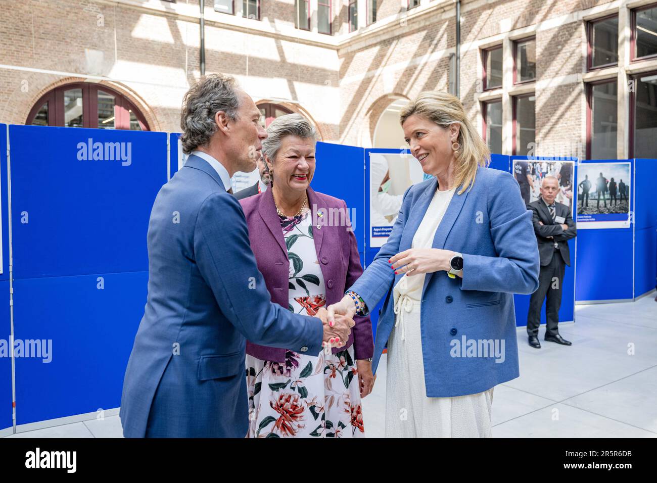 Jacques Vandermeiren, CEO des Antwerpener Hafens, ylva Johansson, für Inneres zuständige kommissarin der Europäischen Kommission, und Annelies Verlinden, Innenminister, bildeten im Vorfeld eines Treffens der "Koalition der europäischen Länder gegen schwere und organisierte Kriminalität" am Montag, den 05. Juni 2023 in Antwerpen. Belgien, Frankreich, Deutschland, Italien, die Niederlande und Spanien bündeln ihre Kräfte im Kampf gegen die organisierte Kriminalität, insbesondere die Drogenkriminalität. Während des Treffens wird ein Status für die Umsetzung des mehrjährigen Aktionsplans festgelegt, der die konkrete Umsetzung der vom 6-Land eingegangenen Ambitionen darstellt Stockfoto