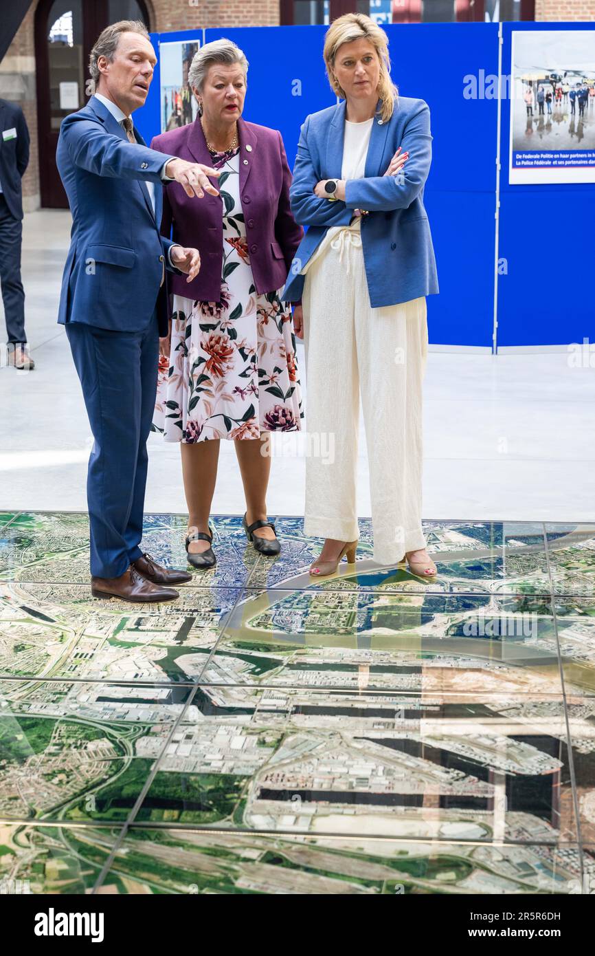 Jacques Vandermeiren, CEO des Antwerpener Hafens, ylva Johansson, für Inneres zuständige kommissarin der Europäischen Kommission, und Annelies Verlinden, Innenminister, bildeten im Vorfeld eines Treffens der "Koalition der europäischen Länder gegen schwere und organisierte Kriminalität" am Montag, den 05. Juni 2023 in Antwerpen. Belgien, Frankreich, Deutschland, Italien, die Niederlande und Spanien bündeln ihre Kräfte im Kampf gegen die organisierte Kriminalität, insbesondere die Drogenkriminalität. Während des Treffens wird ein Status für die Umsetzung des mehrjährigen Aktionsplans festgelegt, der die konkrete Umsetzung der vom 6-Land eingegangenen Ambitionen darstellt Stockfoto