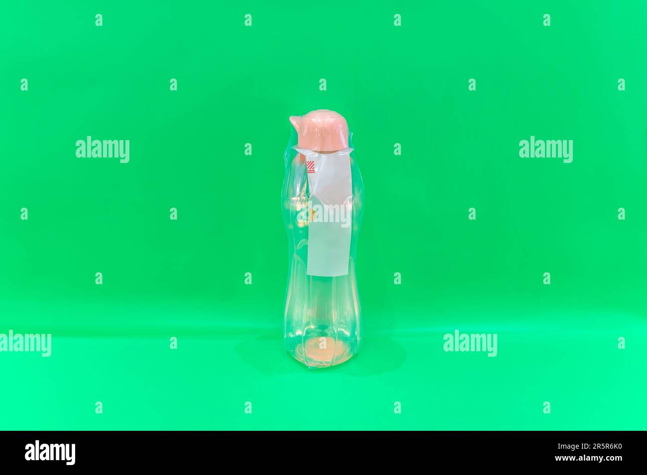 Die Plastic Wasserflasche: Flüssigkeitszufuhr unterwegs ist ein praktischer und praktischer Begleiter, um den ganzen Tag über ausreichend Flüssigkeit zu trinken. Stockfoto