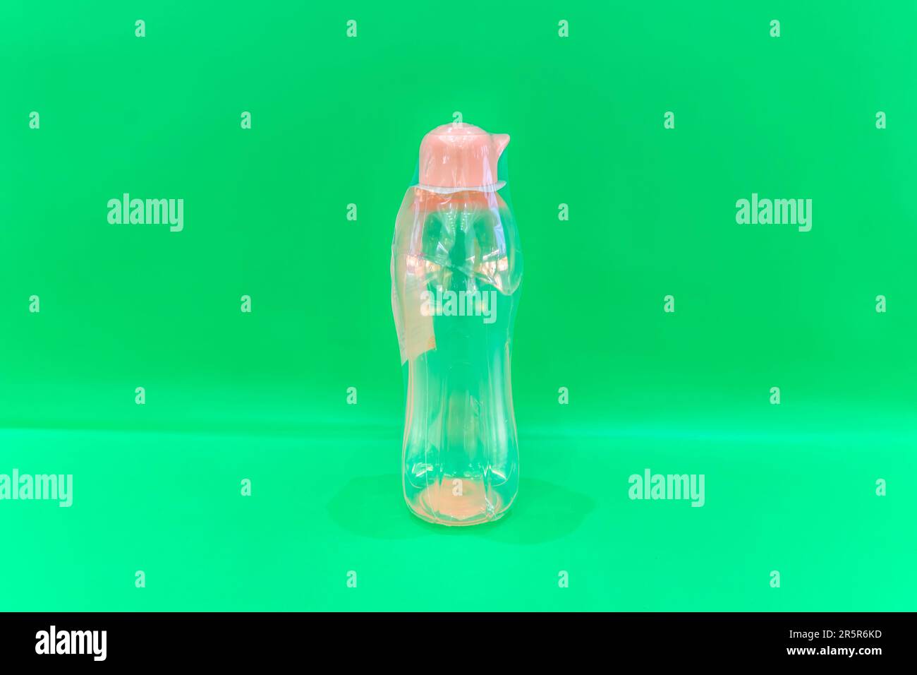 Die Plastic Wasserflasche: Flüssigkeitszufuhr unterwegs ist ein praktischer und praktischer Begleiter, um den ganzen Tag über ausreichend Flüssigkeit zu trinken. Stockfoto