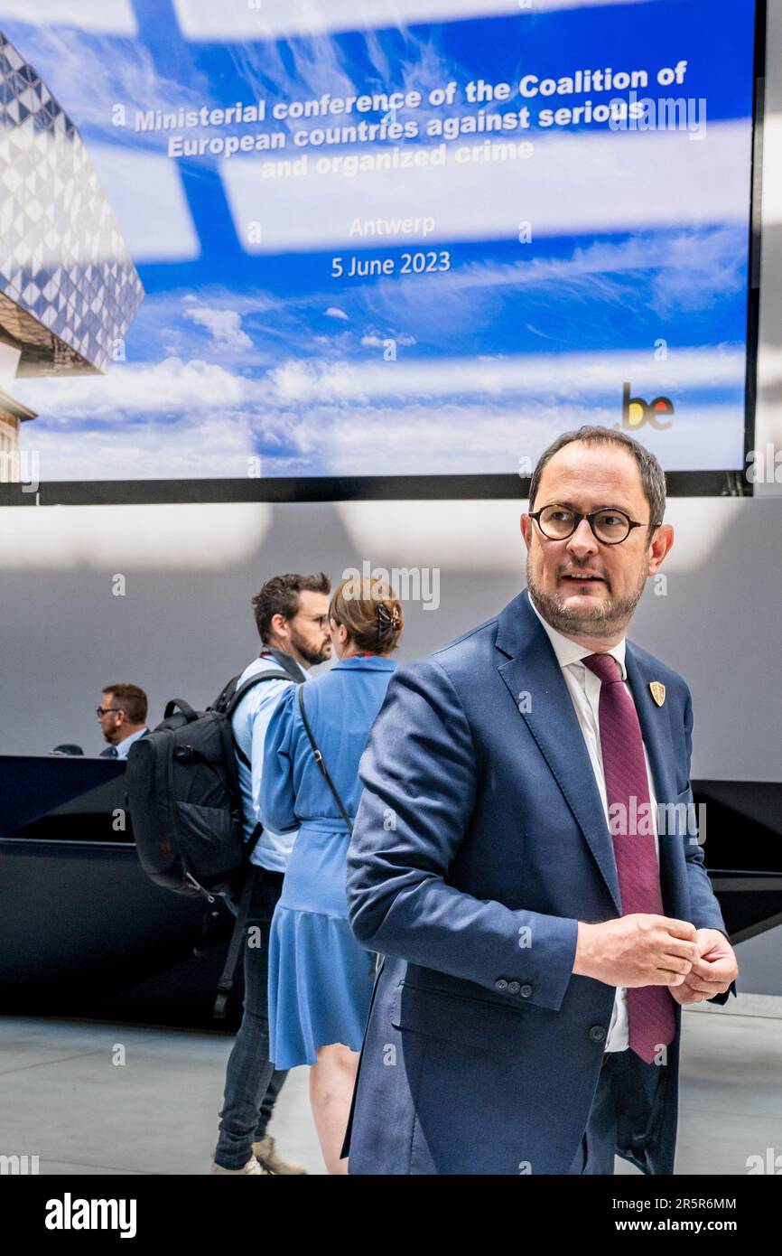 Justizminister Vincent Van Quickenborne trifft am Montag, den 05. Juni 2023 in Antwerpen zu einem Treffen der "Koalition der europäischen Länder gegen schwere und organisierte Kriminalität" ein. Belgien, Frankreich, Deutschland, Italien, die Niederlande und Spanien bündeln ihre Kräfte im Kampf gegen die organisierte Kriminalität, insbesondere die Drogenkriminalität. Während des Treffens wird ein Status für die Umsetzung des mehrjährigen Aktionsplans festgelegt, der die konkrete Umsetzung der von den 6 Ländern im Oktober 2022 eingegangenen Ziele darstellt. BELGA FOTO JONAS ROOSENS Stockfoto