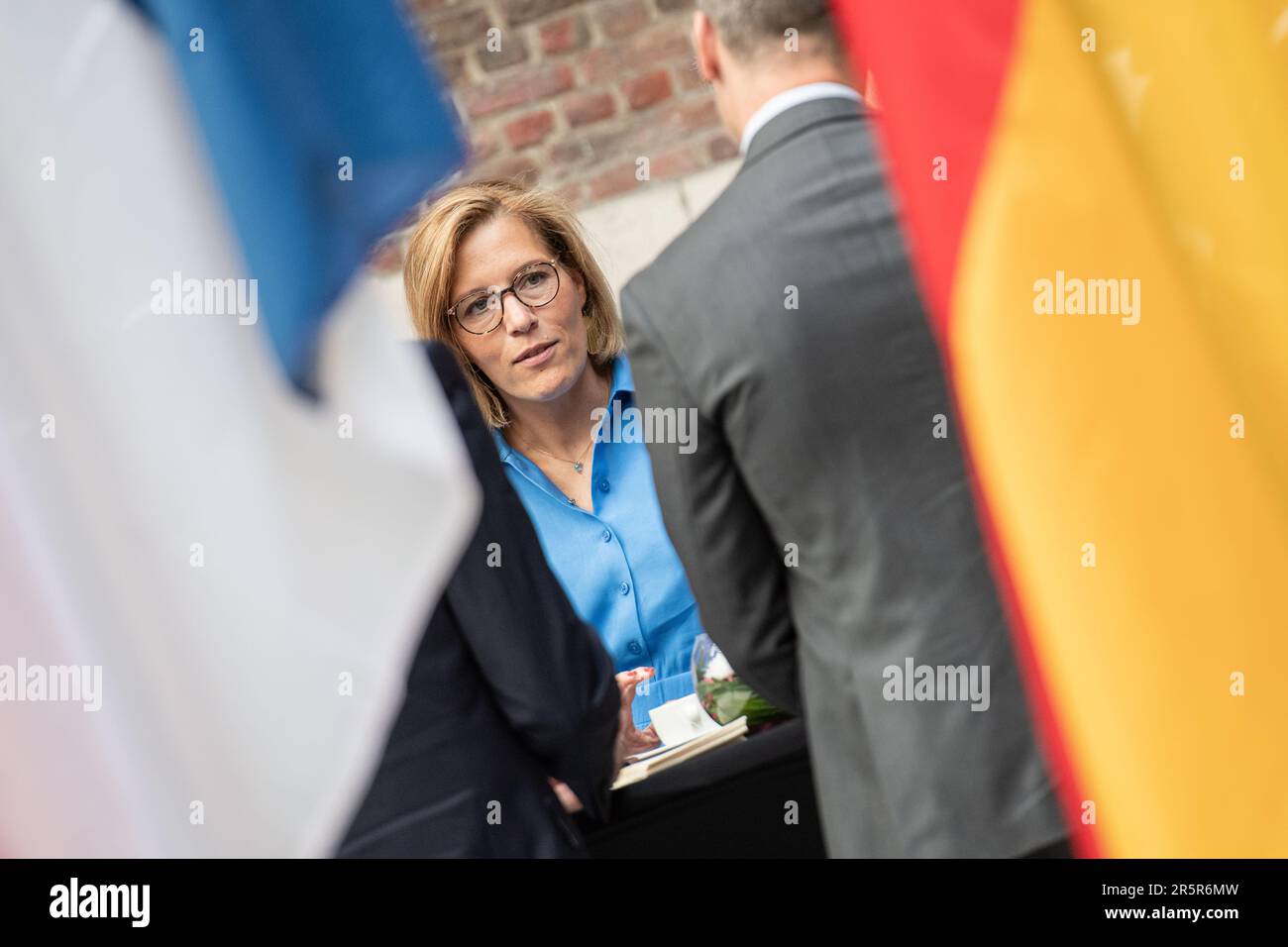 Die belgische nationale drogenkommissarin ine Van Wymersch stellte sich vor dem Treffen der "Koalition der europäischen Länder gegen schwere und organisierte Kriminalität" am Montag, den 05. Juni 2023 in Antwerpen vor. Belgien, Frankreich, Deutschland, Italien, die Niederlande und Spanien bündeln ihre Kräfte im Kampf gegen die organisierte Kriminalität, insbesondere die Drogenkriminalität. Während des Treffens wird ein Status für die Umsetzung des mehrjährigen Aktionsplans festgelegt, der die konkrete Umsetzung der von den 6 Ländern im Oktober 2022 eingegangenen Ziele darstellt. BELGA FOTO JONAS ROOSENS Stockfoto