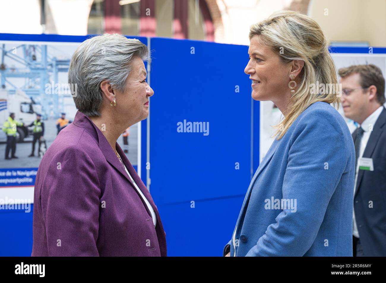 Ylva Johansson, die für Inneres zuständige kommissarin der Europäischen Kommission, und Annelies Verlinden, Innenminister, bildeten vor dem Treffen der "Koalition der europäischen Länder gegen schwere und organisierte Kriminalität" am Montag, den 05. Juni 2023 in Antwerpen ein Bild. Belgien, Frankreich, Deutschland, Italien, die Niederlande und Spanien bündeln ihre Kräfte im Kampf gegen die organisierte Kriminalität, insbesondere die Drogenkriminalität. Während des Treffens wird ein Status für die Umsetzung des mehrjährigen Aktionsplans festgelegt, der die konkrete Umsetzung der von den 6 Ländern im Oktober 2022 eingegangenen Ziele darstellt. BELGA FOTO JONAS ROOSE Stockfoto