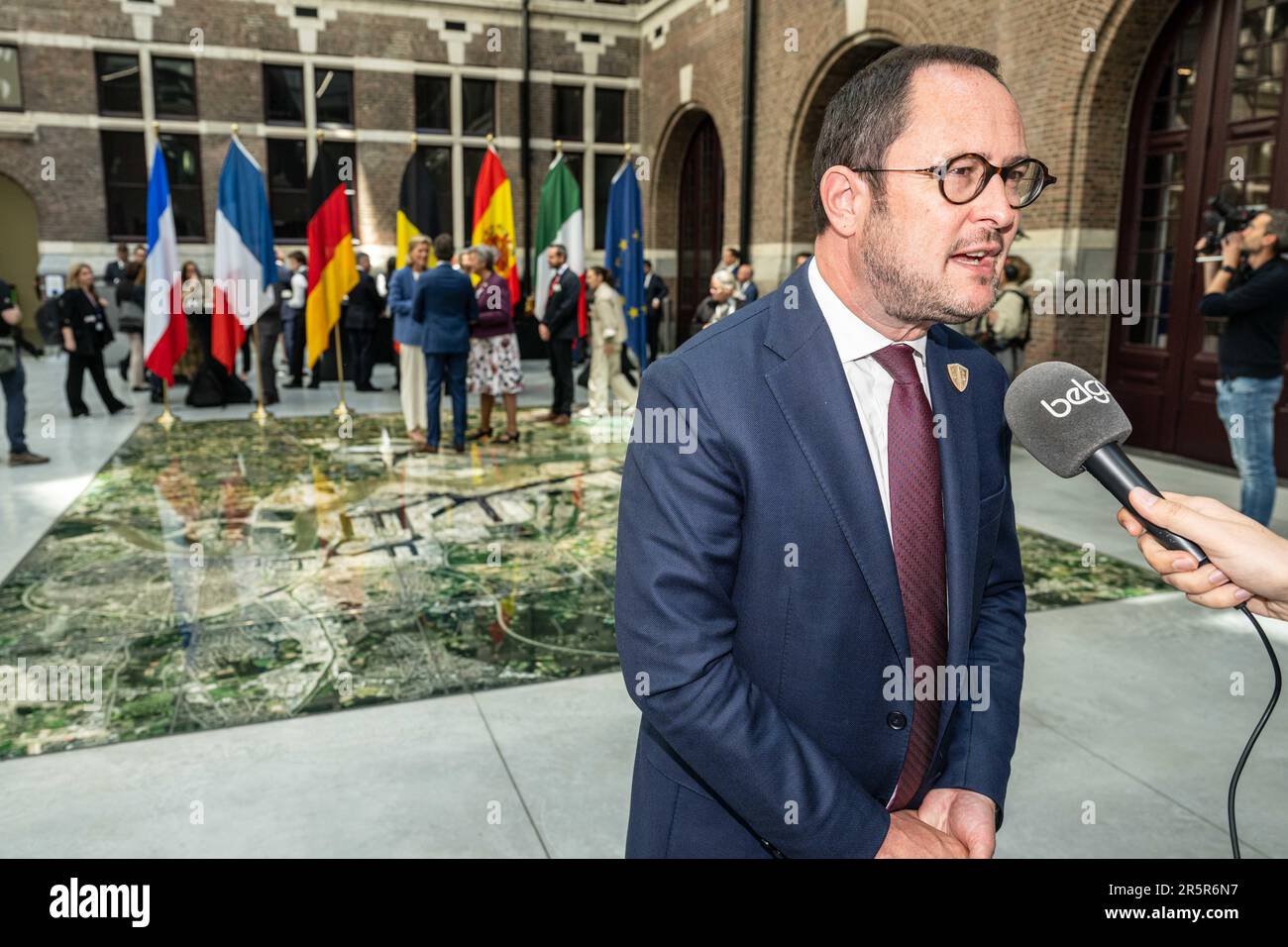 Justizminister Vincent Van Quickenborne hat sich im Vorfeld eines Treffens der "Koalition der europäischen Länder gegen schwere und organisierte Kriminalität" am Montag, den 05. Juni 2023 in Antwerpen vorgestellt. Belgien, Frankreich, Deutschland, Italien, die Niederlande und Spanien bündeln ihre Kräfte im Kampf gegen die organisierte Kriminalität, insbesondere die Drogenkriminalität. Während des Treffens wird ein Status für die Umsetzung des mehrjährigen Aktionsplans festgelegt, der die konkrete Umsetzung der von den 6 Ländern im Oktober 2022 eingegangenen Ziele darstellt. BELGA FOTO JONAS ROOSENS Stockfoto