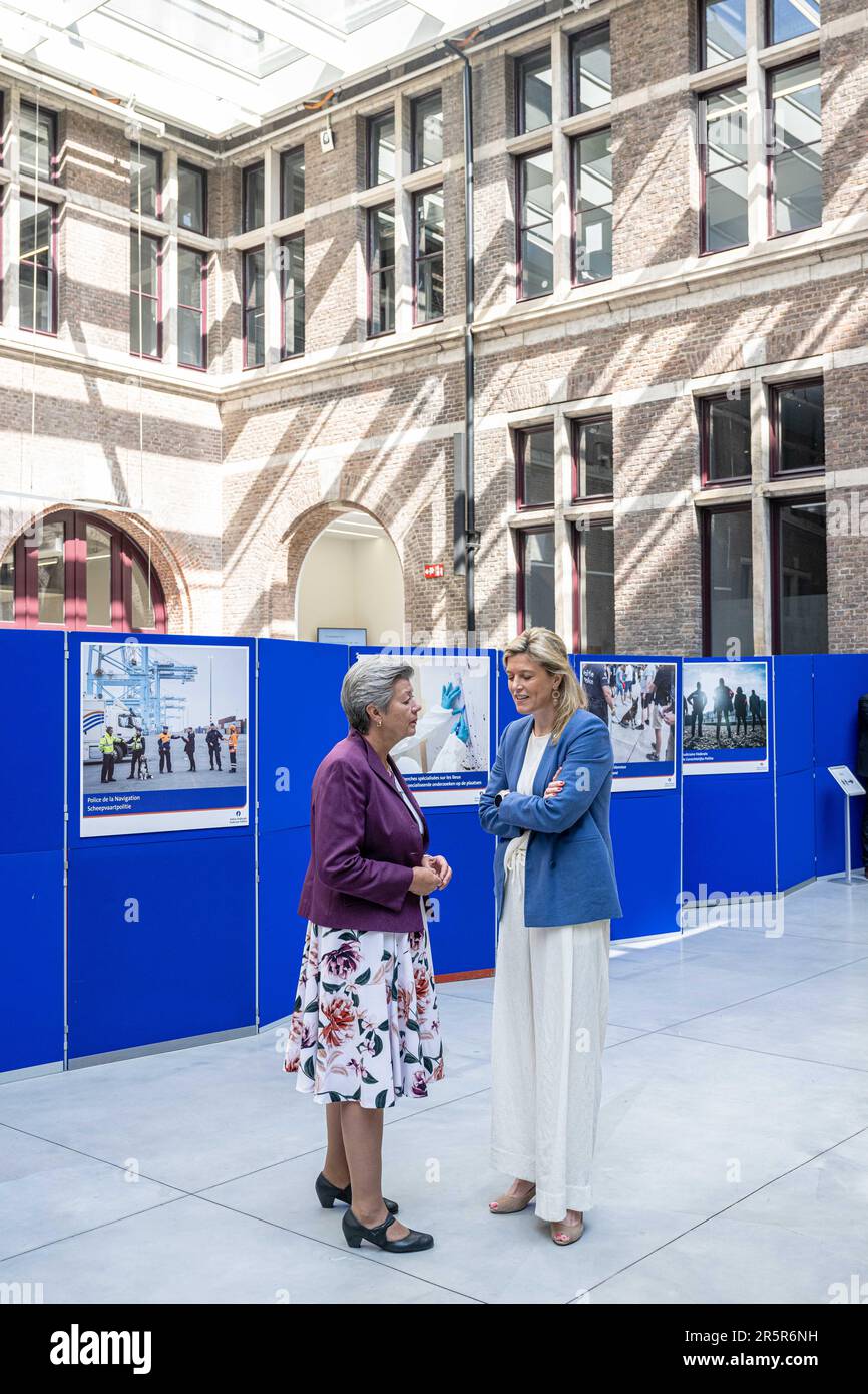 Ylva Johansson, die für Inneres zuständige kommissarin der Europäischen Kommission, und Annelies Verlinden, Innenminister, bildeten vor dem Treffen der "Koalition der europäischen Länder gegen schwere und organisierte Kriminalität" am Montag, den 05. Juni 2023 in Antwerpen ein Bild. Belgien, Frankreich, Deutschland, Italien, die Niederlande und Spanien bündeln ihre Kräfte im Kampf gegen die organisierte Kriminalität, insbesondere die Drogenkriminalität. Während des Treffens wird ein Status für die Umsetzung des mehrjährigen Aktionsplans festgelegt, der die konkrete Umsetzung der von den 6 Ländern im Oktober 2022 eingegangenen Ziele darstellt. BELGA FOTO JONAS ROOSE Stockfoto