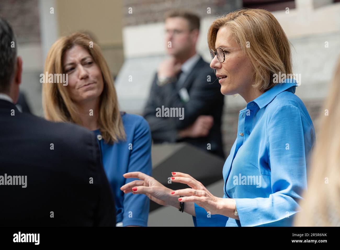 Anne Milgram, Verwaltungsrätin der Drogenbehörde, und die belgische drogenkommissarin, ine Van Wymersch, bildeten vor einem Treffen der "Koalition der europäischen Länder gegen schwere und organisierte Kriminalität" am Montag, den 05. Juni 2023 in Antwerpen ein Bild. Belgien, Frankreich, Deutschland, Italien, die Niederlande und Spanien bündeln ihre Kräfte im Kampf gegen die organisierte Kriminalität, insbesondere die Drogenkriminalität. Während des Treffens wird ein Status für die Umsetzung des mehrjährigen Aktionsplans festgelegt, der die konkrete Umsetzung der von den 6 Ländern im Oktober 2022 eingegangenen Ziele darstellt. BELGA P Stockfoto