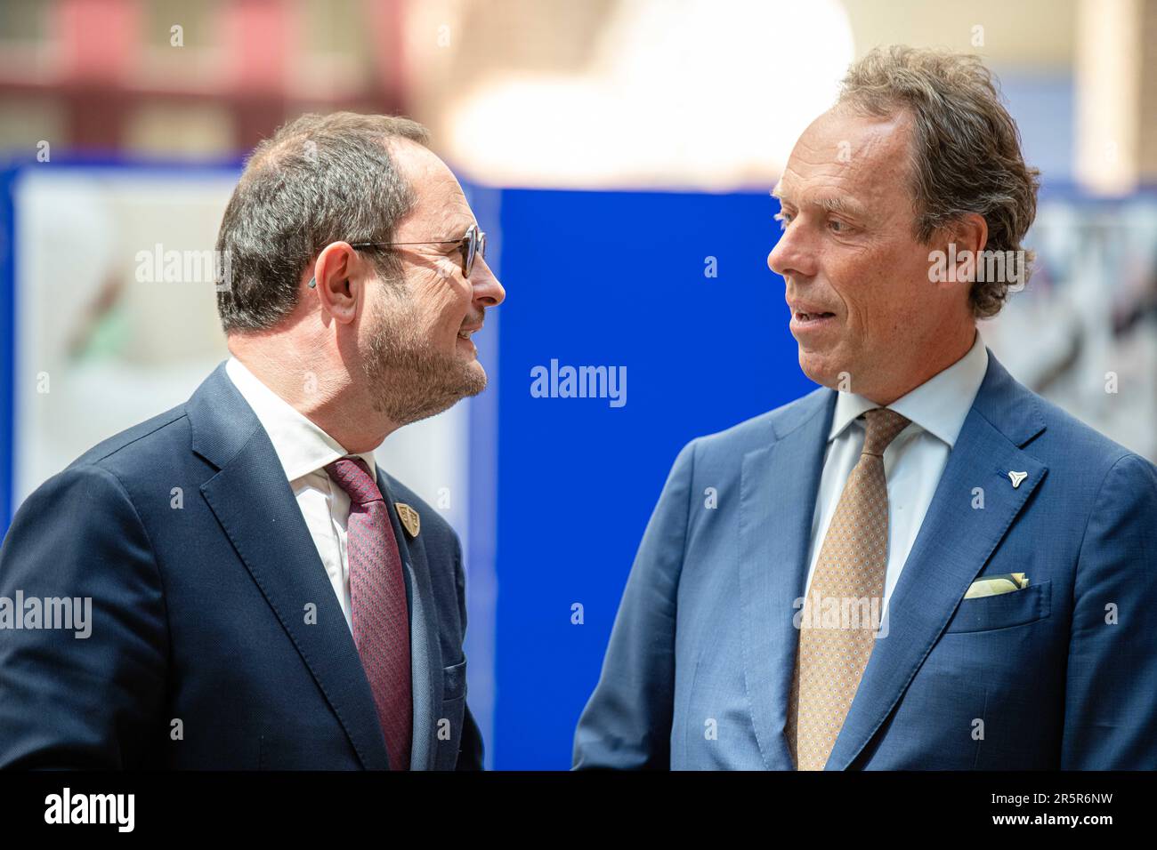 Justizminister Vincent Van Quickenborne und CEO Jacques Vandermeiren vom Hafen von Antwerpen bildeten dies auf einem Treffen der "Koalition der europäischen Länder gegen schwere und organisierte Kriminalität" am Montag, den 05. Juni 2023 in Antwerpen. Belgien, Frankreich, Deutschland, Italien, die Niederlande und Spanien bündeln ihre Kräfte im Kampf gegen die organisierte Kriminalität, insbesondere die Drogenkriminalität. Während des Treffens wird ein Status für die Umsetzung des mehrjährigen Aktionsplans festgelegt, der die konkrete Umsetzung der von den 6 Ländern im Oktober 2022 eingegangenen Ziele darstellt. BELGA FOTO JONAS ROOSENS Stockfoto