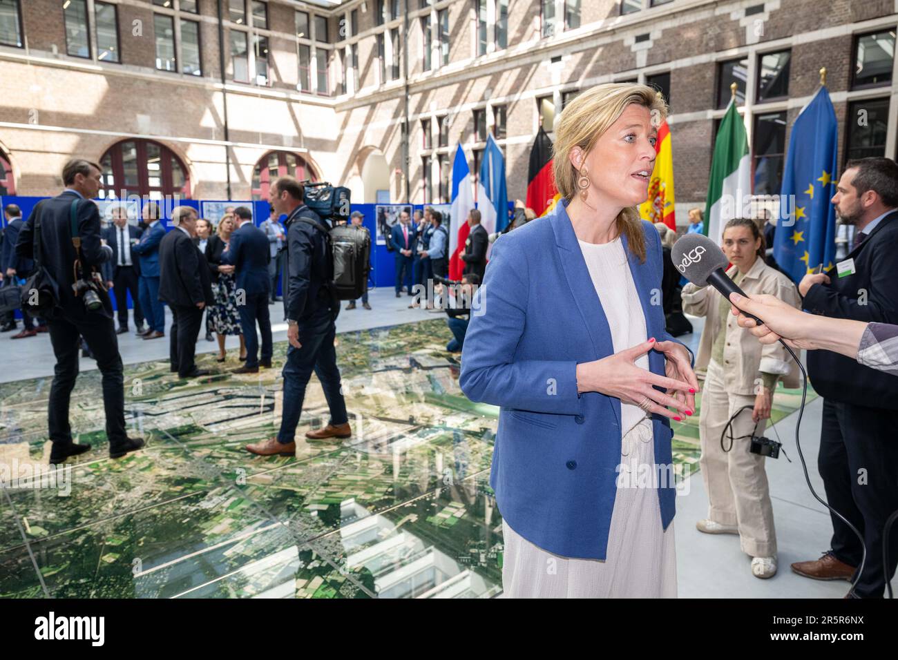 Innenministerin Annelies Verlinden (R) im Vorfeld eines Treffens der "Koalition Europäischer Länder gegen schwere und organisierte Kriminalität" am Montag, den 05. Juni 2023 in Antwerpen. Belgien, Frankreich, Deutschland, Italien, die Niederlande und Spanien bündeln ihre Kräfte im Kampf gegen die organisierte Kriminalität, insbesondere die Drogenkriminalität. Während des Treffens wird ein Status für die Umsetzung des mehrjährigen Aktionsplans festgelegt, der die konkrete Umsetzung der von den 6 Ländern im Oktober 2022 eingegangenen Ziele darstellt. BELGA FOTO JONAS ROOSENS Stockfoto
