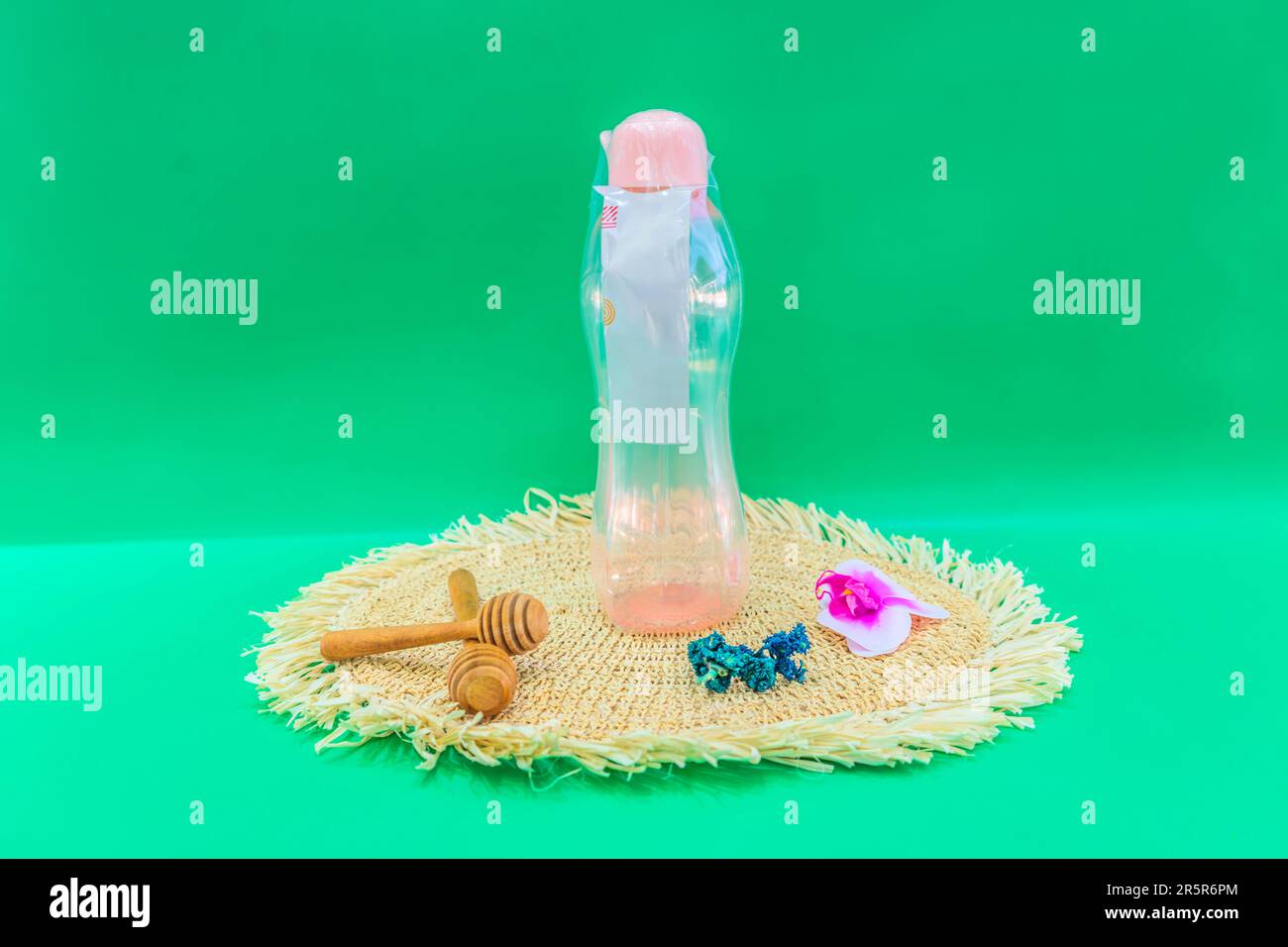 Die Plastic Wasserflasche: Flüssigkeitszufuhr unterwegs ist ein praktischer und praktischer Begleiter, um den ganzen Tag über ausreichend Flüssigkeit zu trinken. Stockfoto