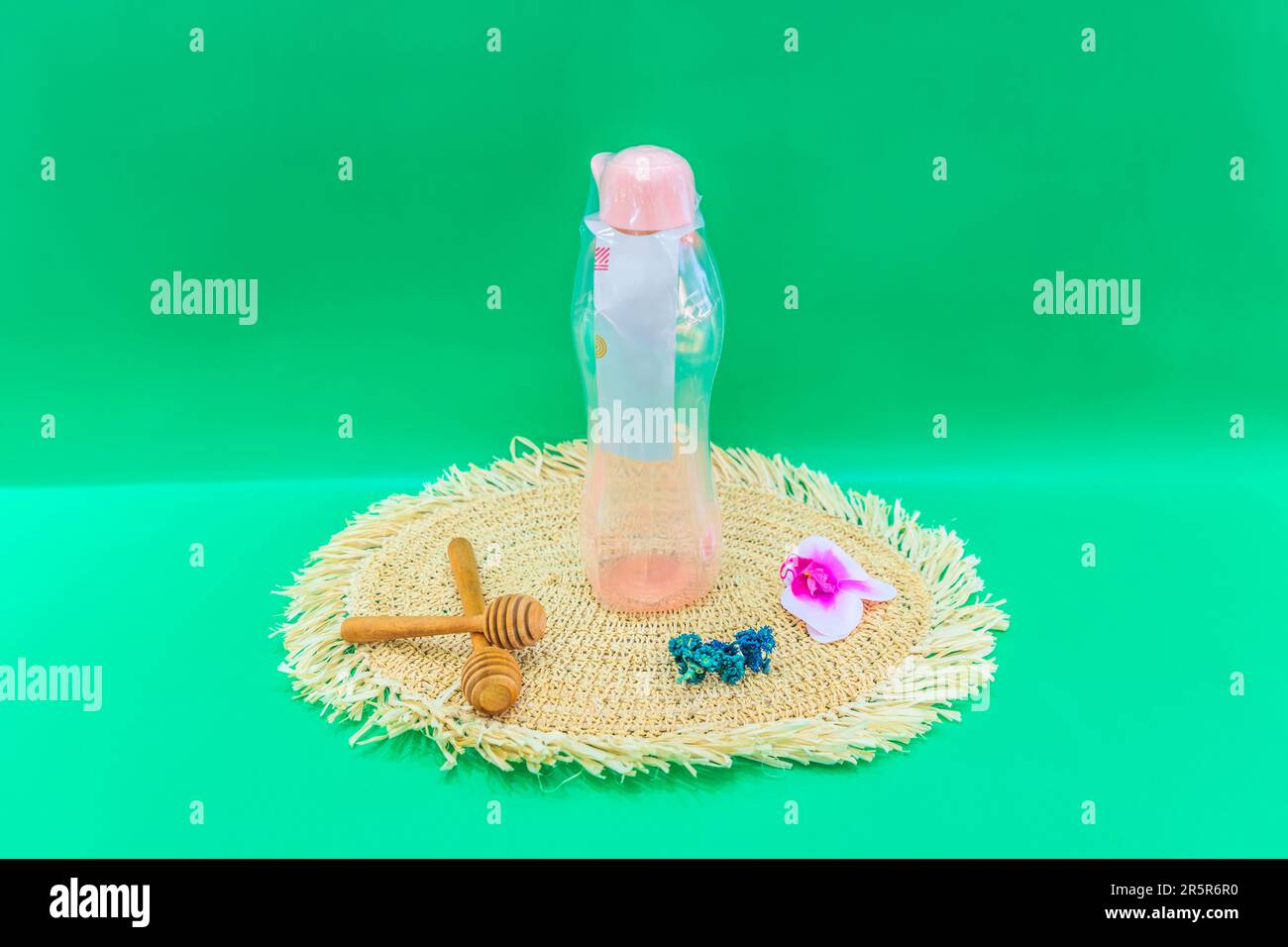 Die Plastic Wasserflasche: Flüssigkeitszufuhr unterwegs ist ein praktischer und praktischer Begleiter, um den ganzen Tag über ausreichend Flüssigkeit zu trinken. Stockfoto