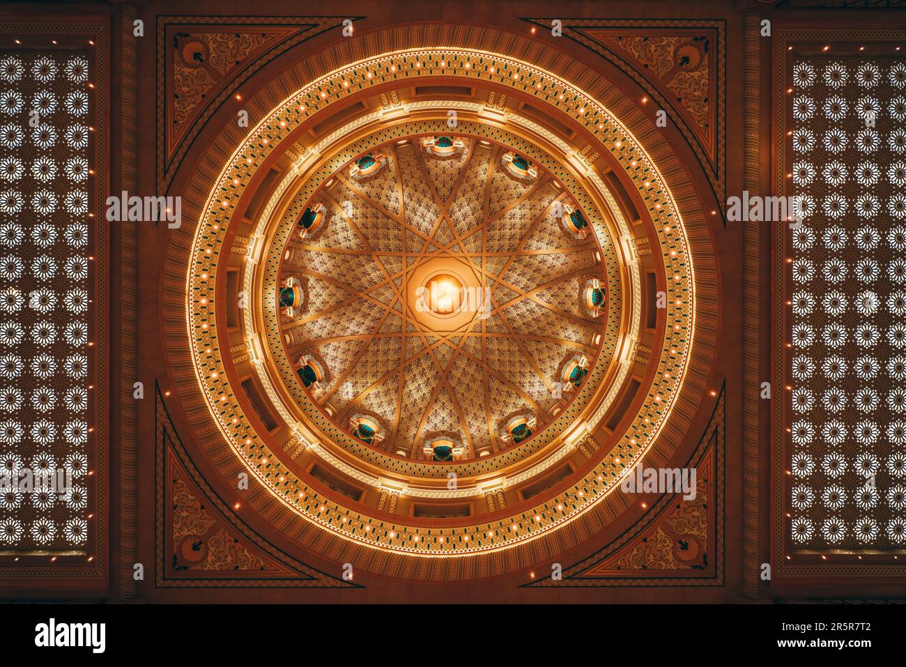 Ein atemberaubender, tiefer Blick auf Teile der Architektur des Präsidentenpalastes der Vereinigten Arabischen Emirate in Abu Dhabi Stockfoto