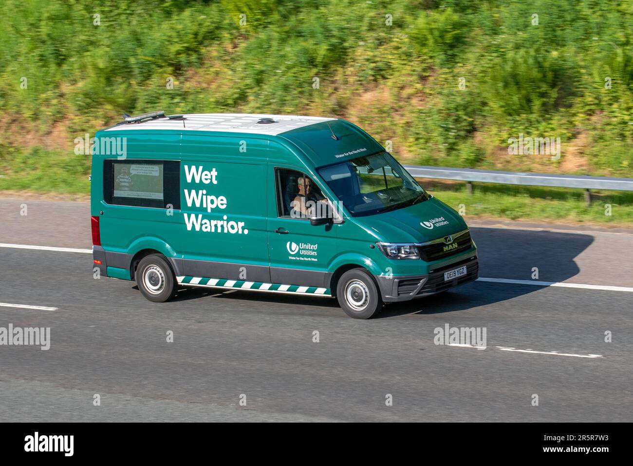 United Utilities „Wet Wipe Warriors“ Van; Vehicular Traffic Moving MAN Vehicle, kommerzielles Fahrfahrzeug auf britischen Straßen, Motoren, Motorfahren auf dem Autobahnnetz M61. Stockfoto