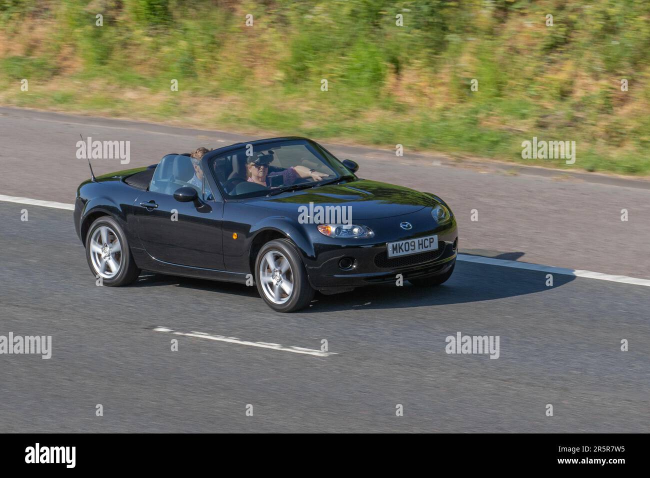 2009 Black Mazda MX-5 Cabrio, Roadster Benzinmotor 1798 ccm auf der Autobahn M61, Großbritannien Stockfoto