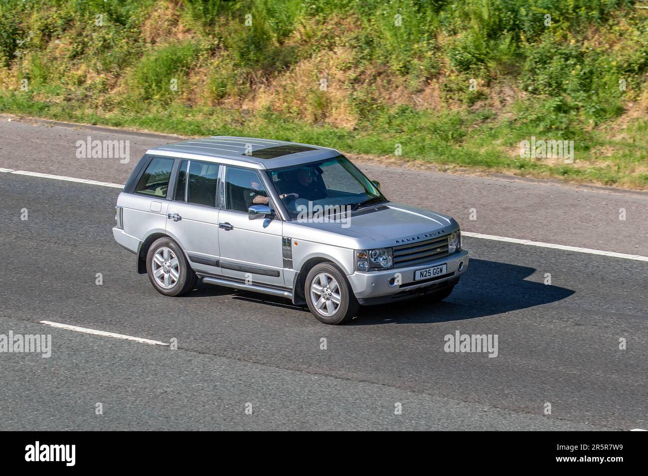 2004 Silver Land Rover Range Rover Vogue V8 Auto, V8 Auto SUV Benzinmotor 4398 ccm; Fahrt auf der Autobahn M61. Stockfoto