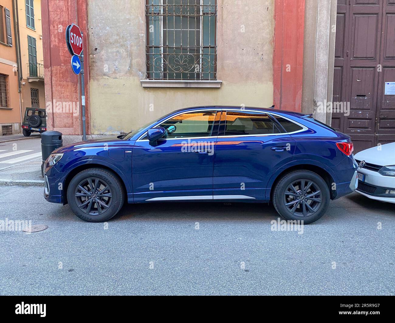 Cremona, Italien - Mai 2023 blau Audi RS Q3 Sportback suv parkt auf der Straße Stockfoto