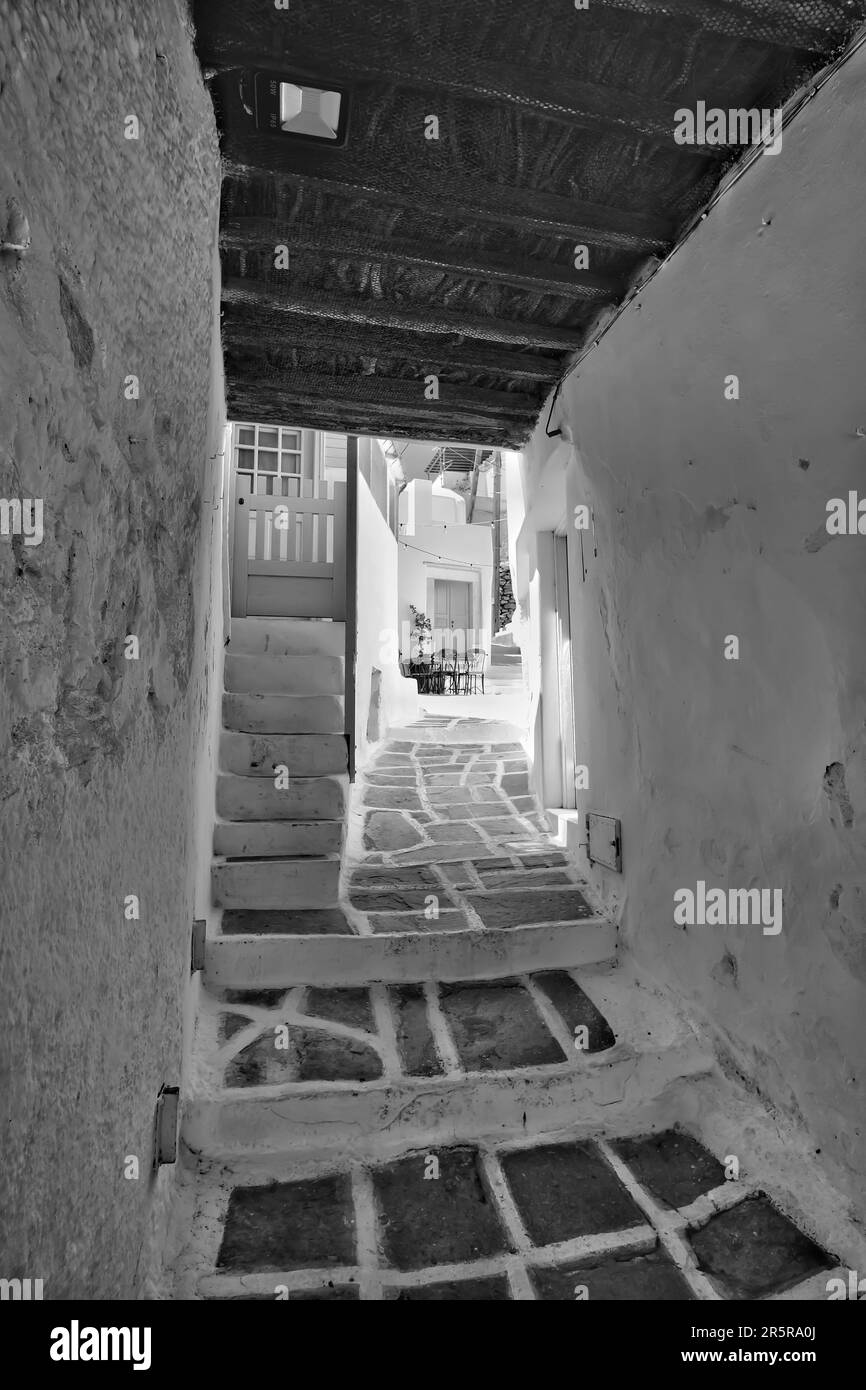 Blick auf eine typische Gasse auf der malerischen Insel iOS Greece Stockfoto