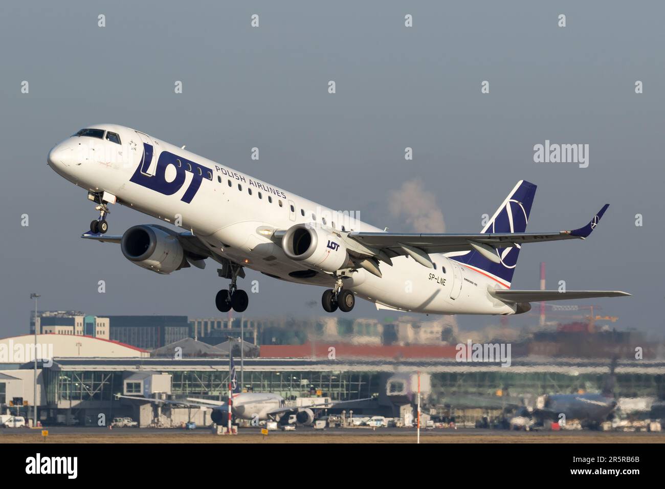 Luftaufnahme eines kommerziellen Düsenflugzeugs am Himmel, das mit den unverwechselbaren Buchstaben „DDT“ an der Seite des Rumpfs abhebt Stockfoto