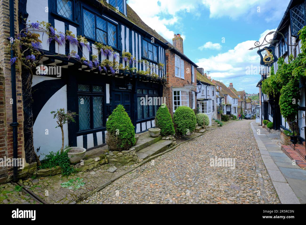 Rye, East Sussex, England, Europa - 18. Mai 2023: The Mermaid - antikes Hotel in einer kopfsteingepflasterten Straße. Eine kleine englische mittelalterliche Küstenstadt auf einer Sonne Stockfoto