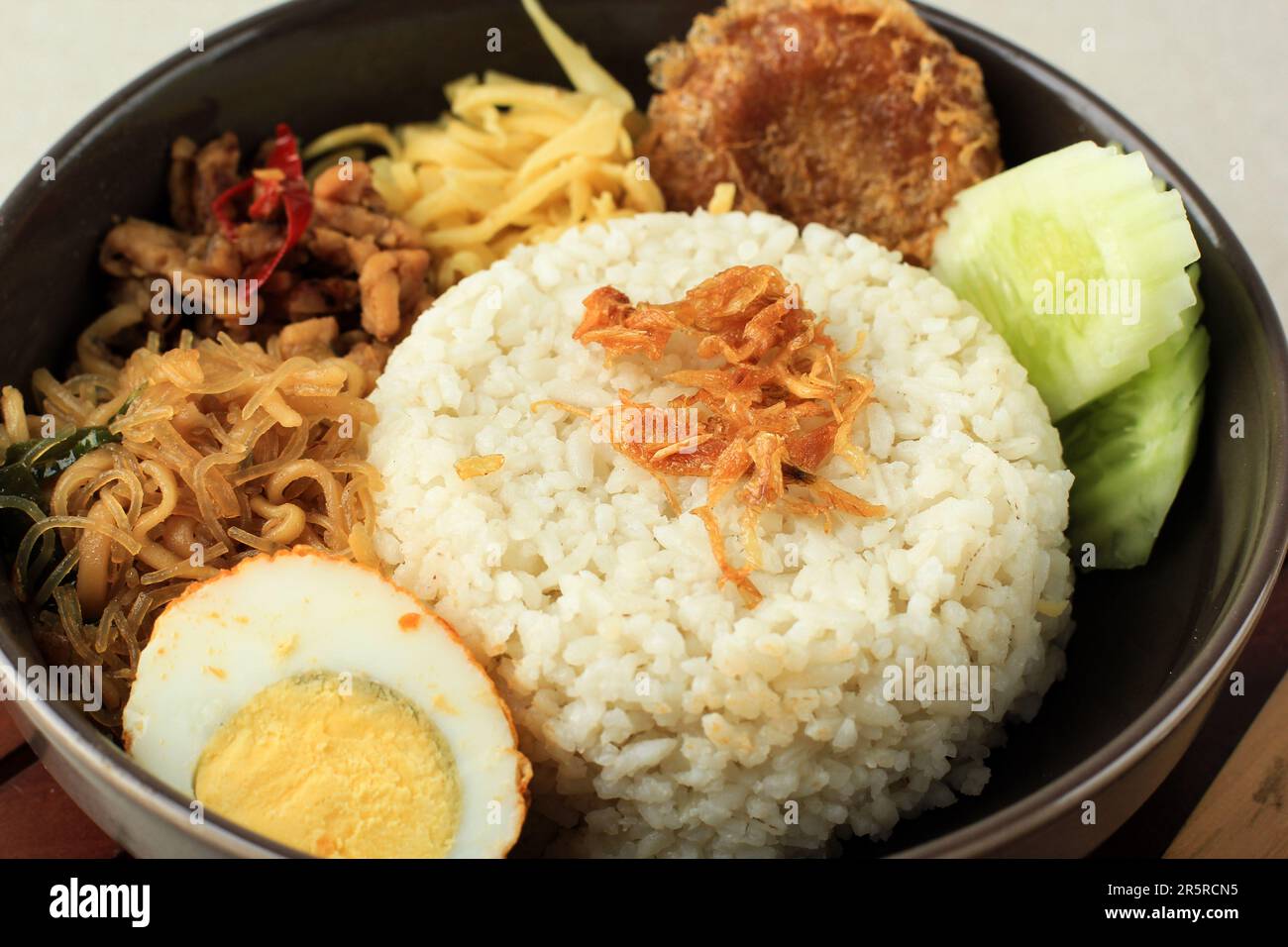 Nahaufnahme von Nasi Uduk mit gebratenen Schalotten oder Bawang Goreng, beliebtes indonesisches Street Food-Menü zum Frühstück. Stockfoto