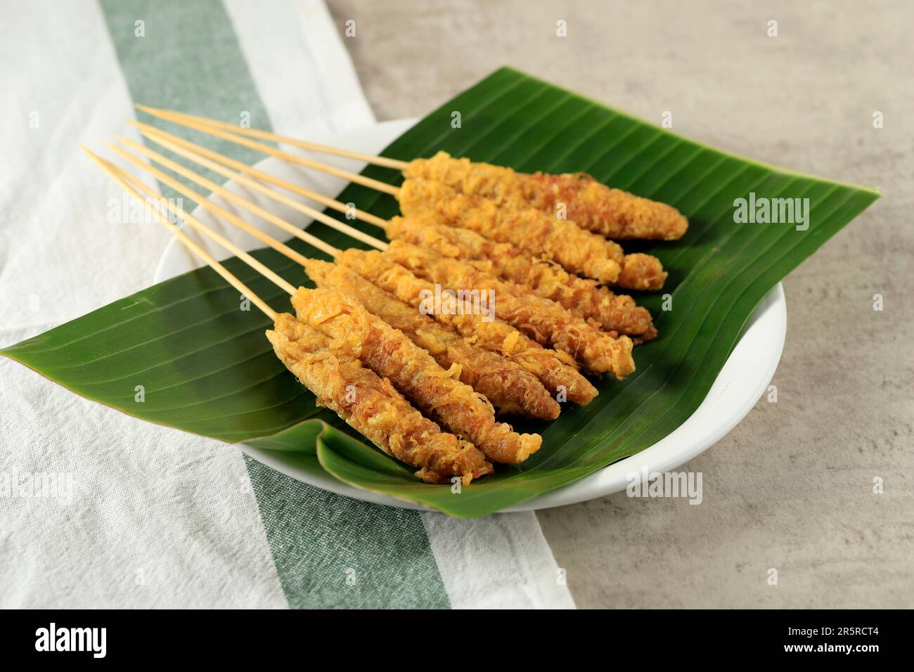 Telor Gulung, Street Food aus Indonesien, Egg Rolled on Spießen, billiger Snack Stockfoto