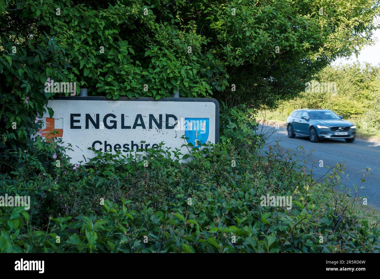 Ein englisches Cheshire-Schild neben der A534, die die Grenze von Wales nach England bei den Dörfern holt und Farndon in Nordost-Wales UK überquert Stockfoto