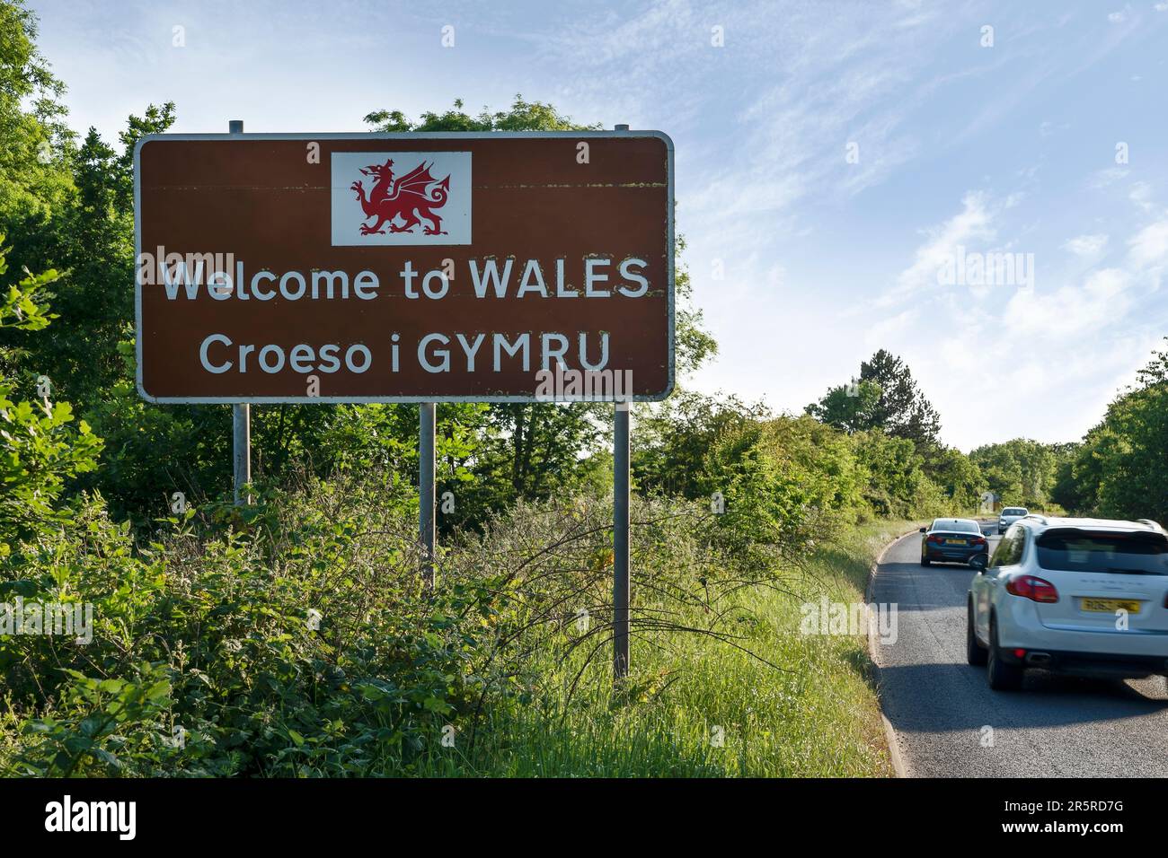 Ein Schild „Welcome to Wales“ neben der A534, die die Grenze von England nach Wales bei Farndon und holt zwischen England und Wales überquert Stockfoto