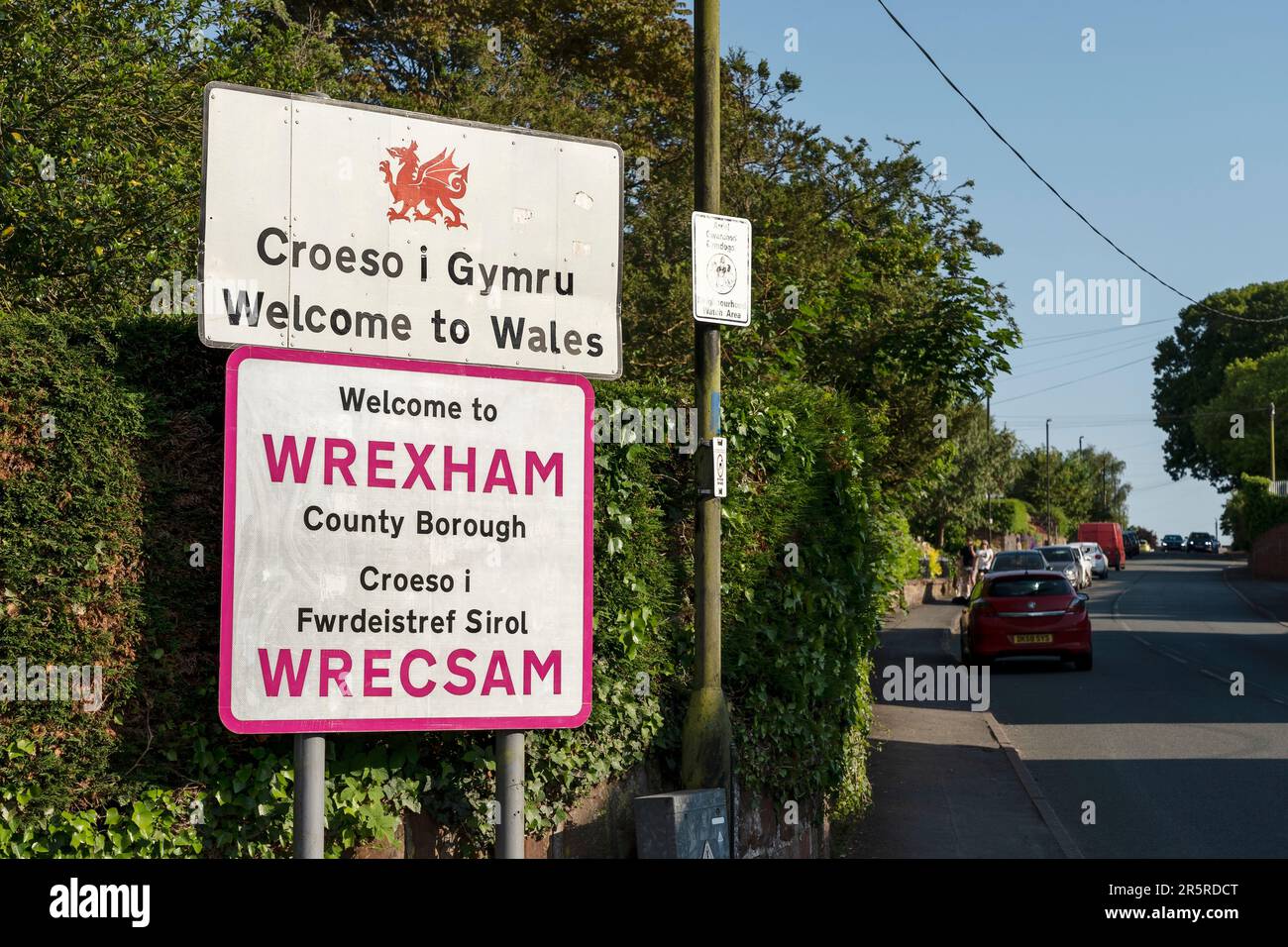 „Welcome to Wales“-Schilder in Wrexham im Dorf holt in Nordost-Wales, Großbritannien Stockfoto