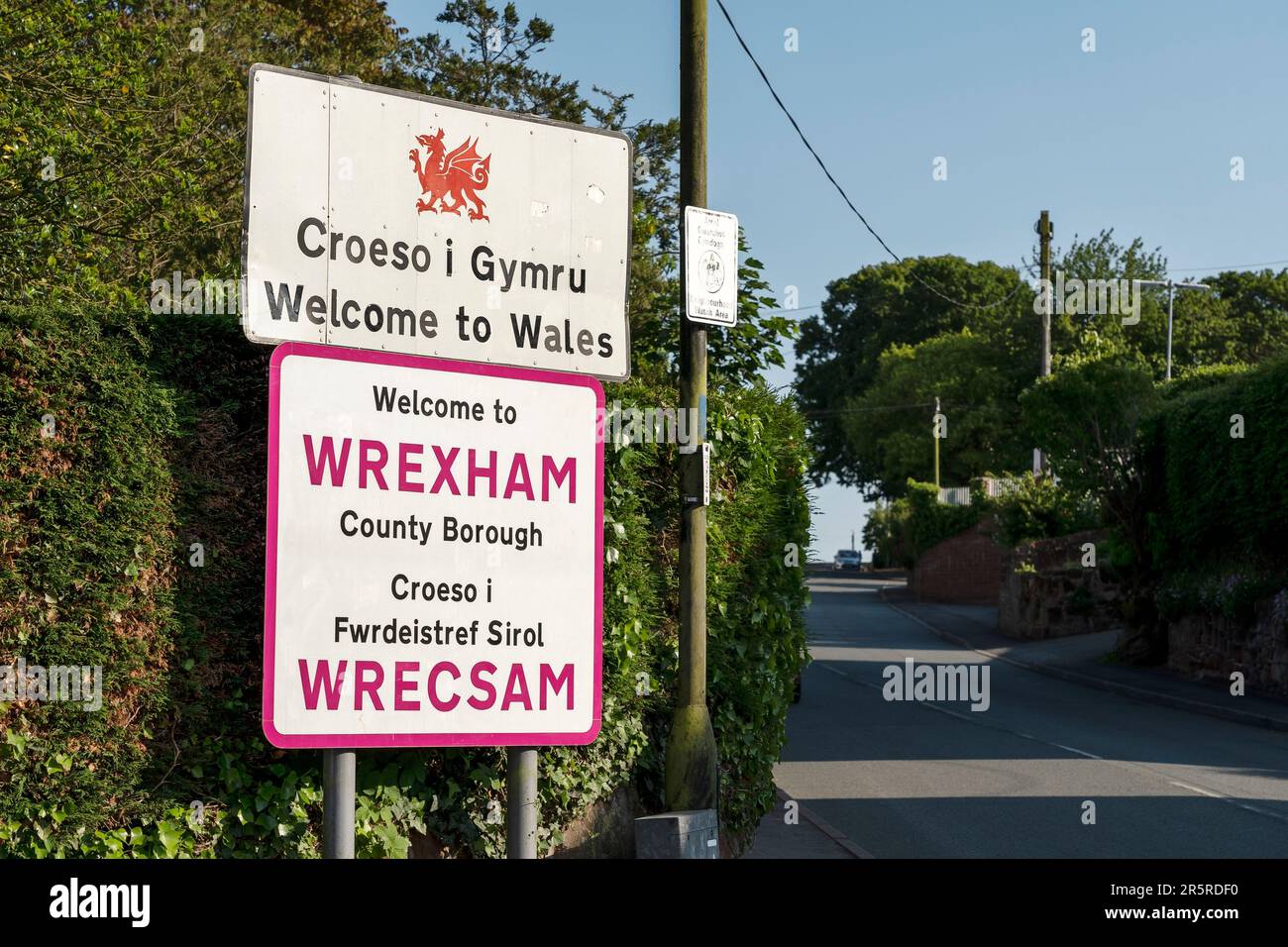 „Welcome to Wales“-Schilder in Wrexham im Dorf holt in Nordost-Wales, Großbritannien Stockfoto