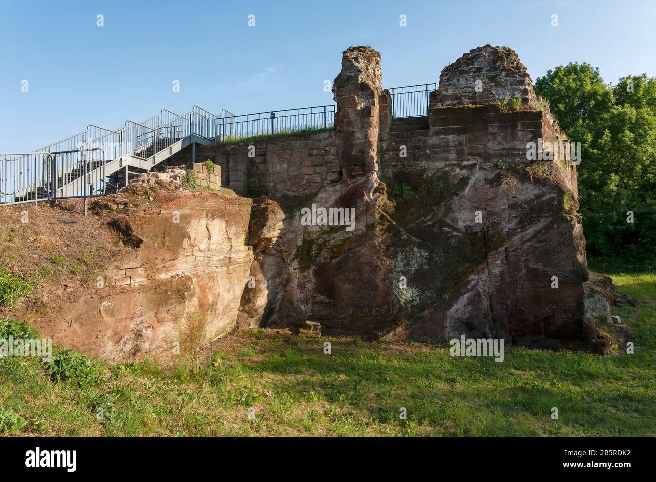 Die Ruine von holt Castle im Dorf holt North East Wales UK das Schloss liegt am Fluss Dee und an der Grenze zu Wales, England Stockfoto